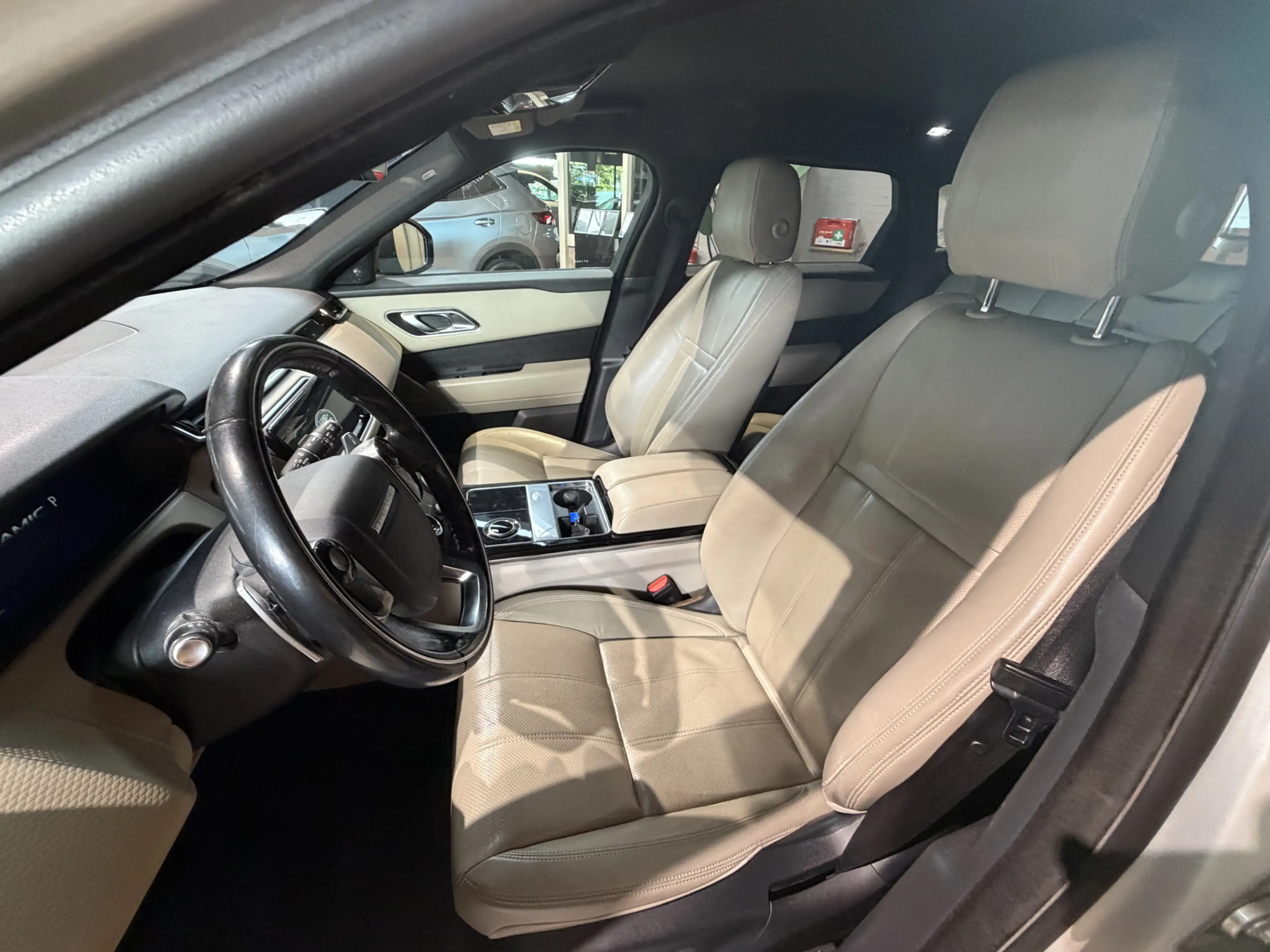 Land Rover Range Rover Velar 3.0 V6 SC AWD HSE — photo 28