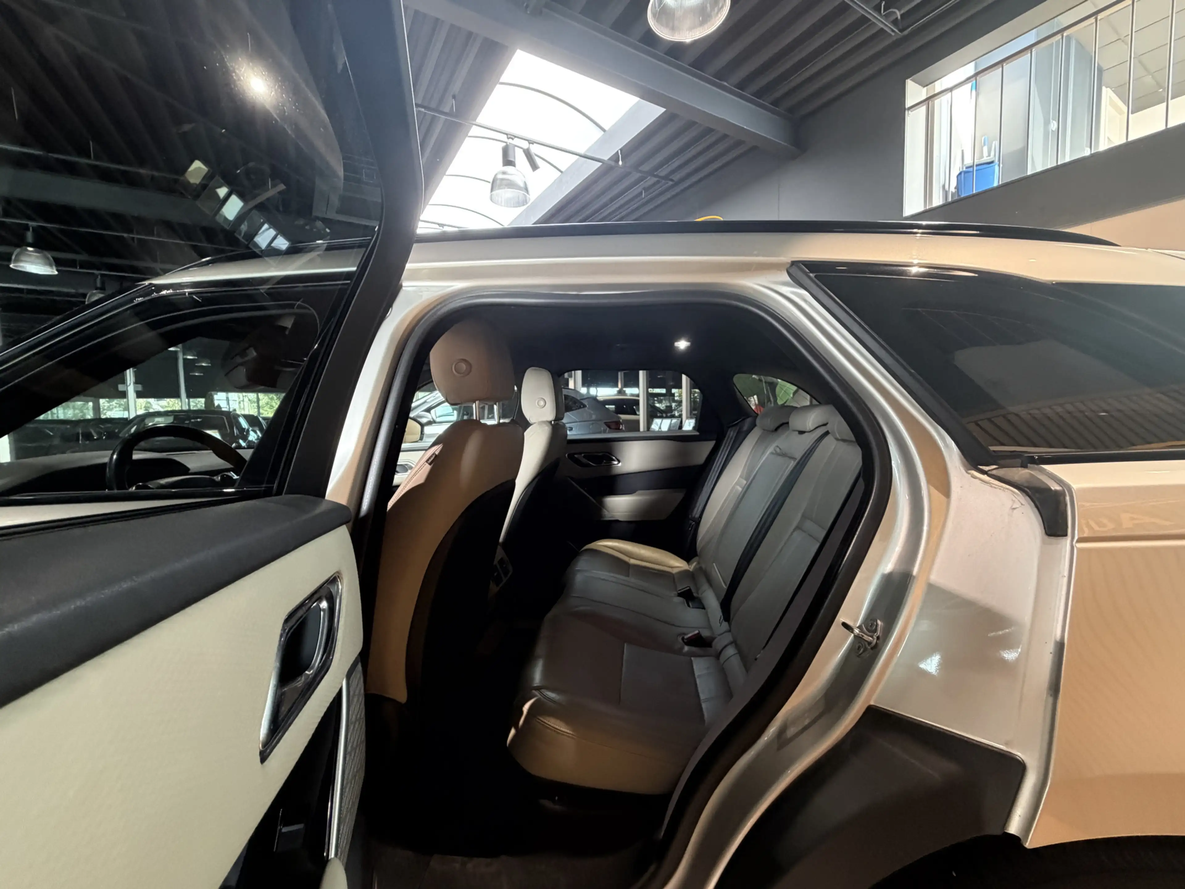 Land Rover Range Rover Velar 3.0 V6 SC AWD HSE — photo 11