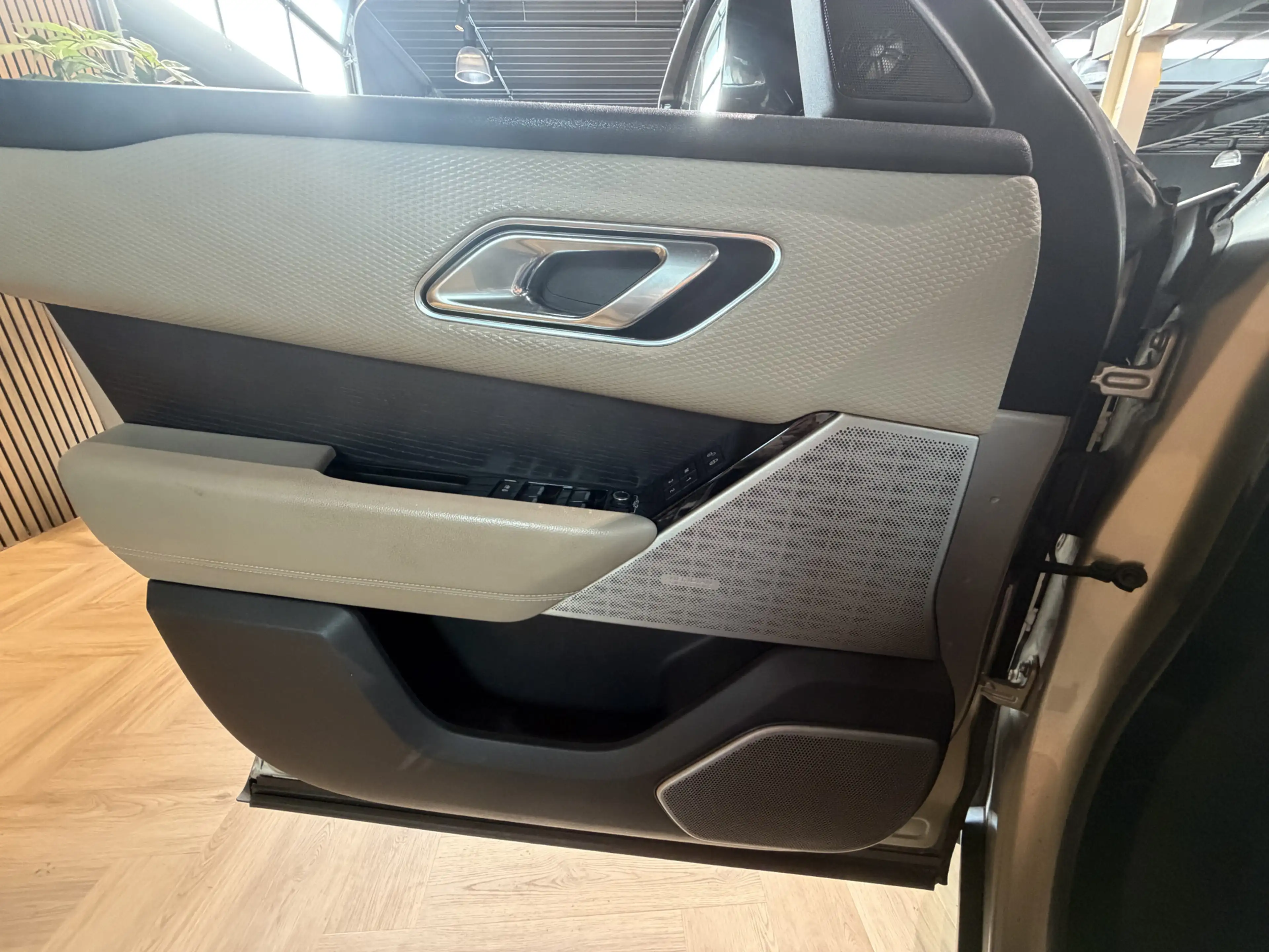 Land Rover Range Rover Velar 3.0 V6 SC AWD HSE — photo 27