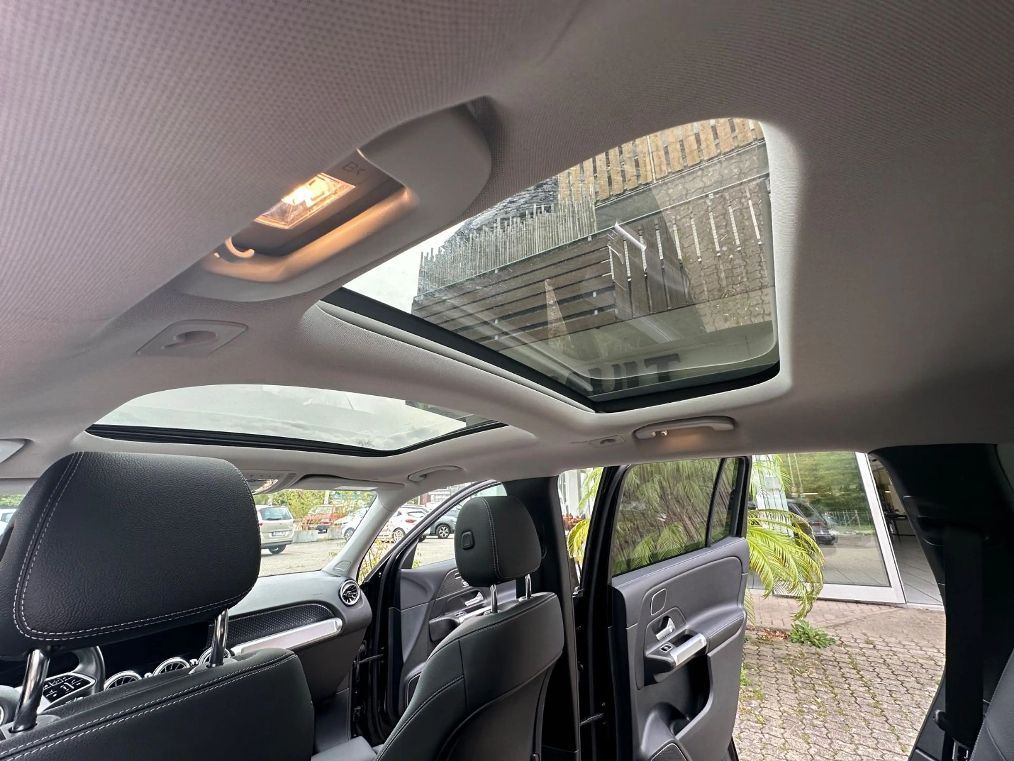 Mercedes-Benz GLB 200 d*NAVI*LED*PANO*AHK*DISTR*EU6dT* — photo 12