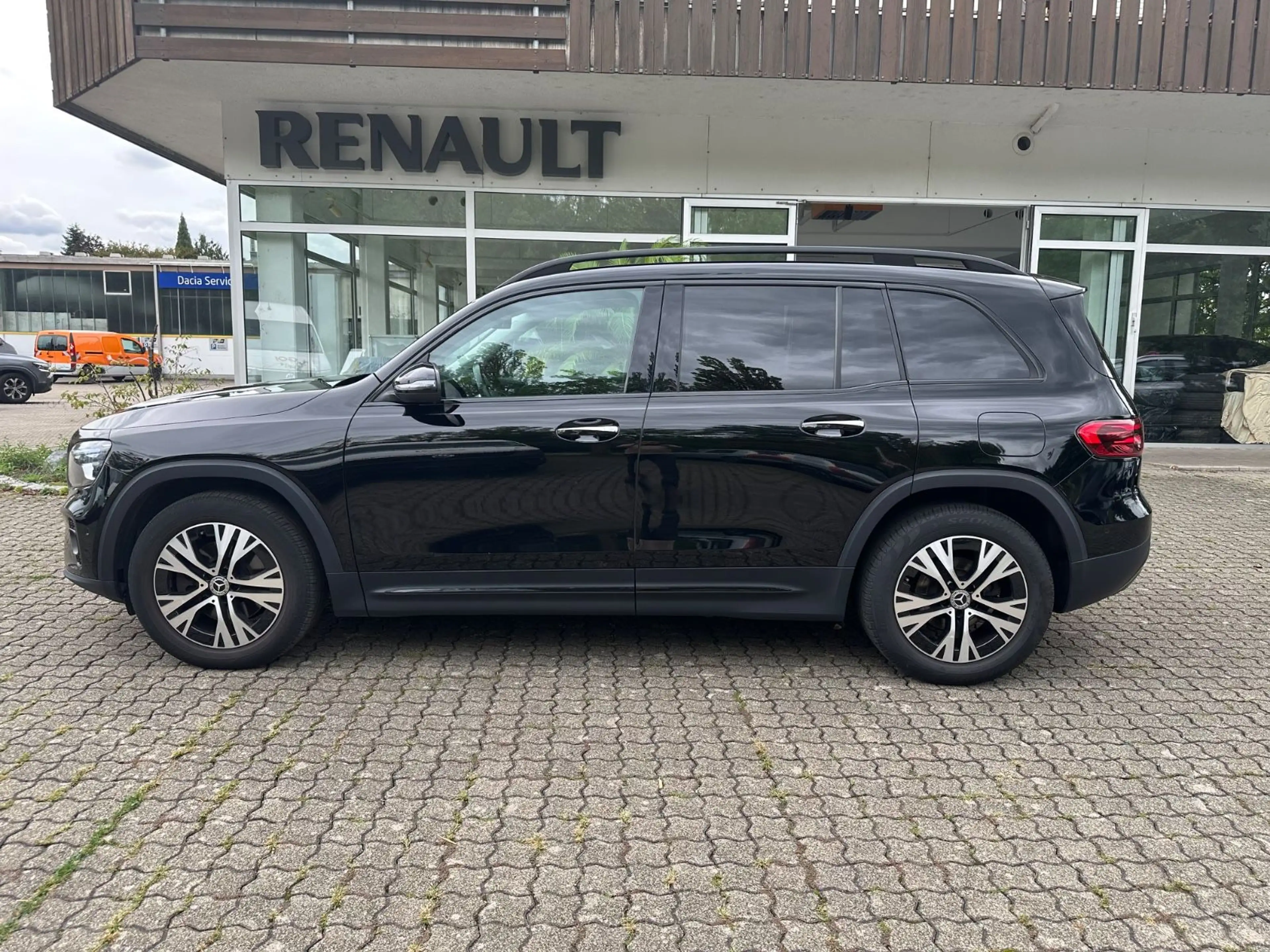 Mercedes-Benz GLB 200 d*NAVI*LED*PANO*AHK*DISTR*EU6dT* — photo 3