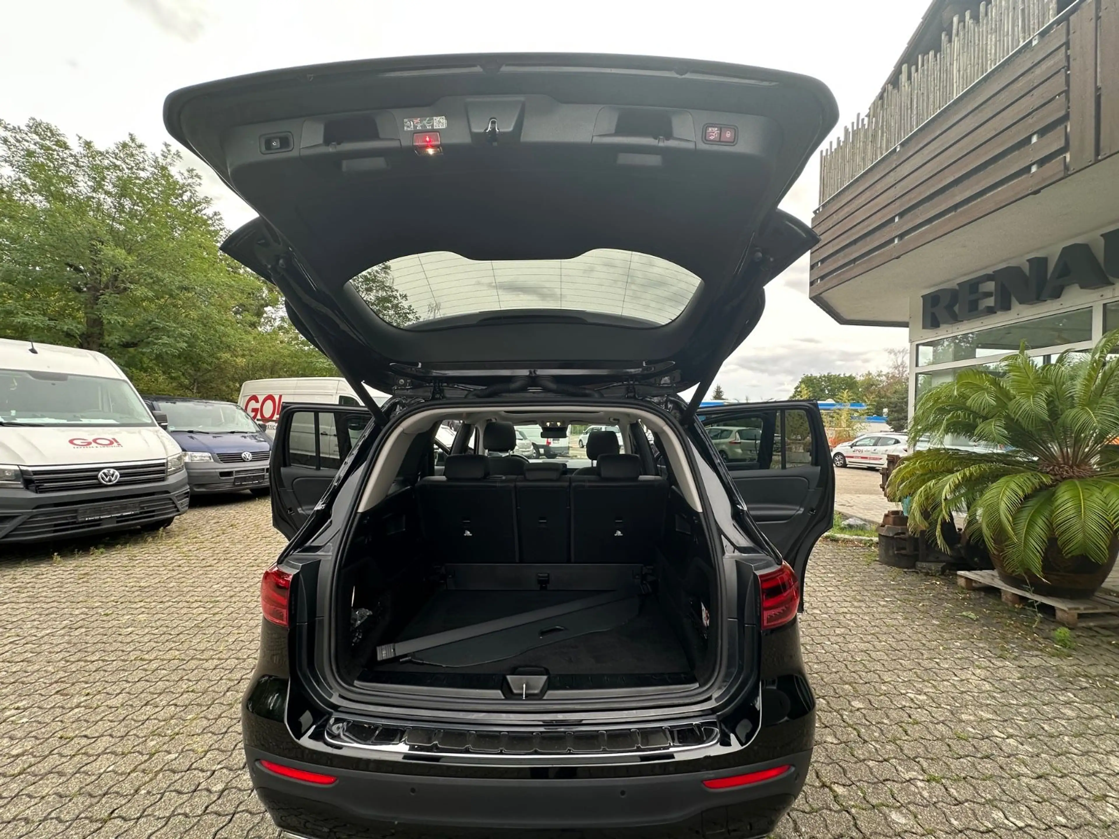 Mercedes-Benz GLB 200 d*NAVI*LED*PANO*AHK*DISTR*EU6dT* — photo 13