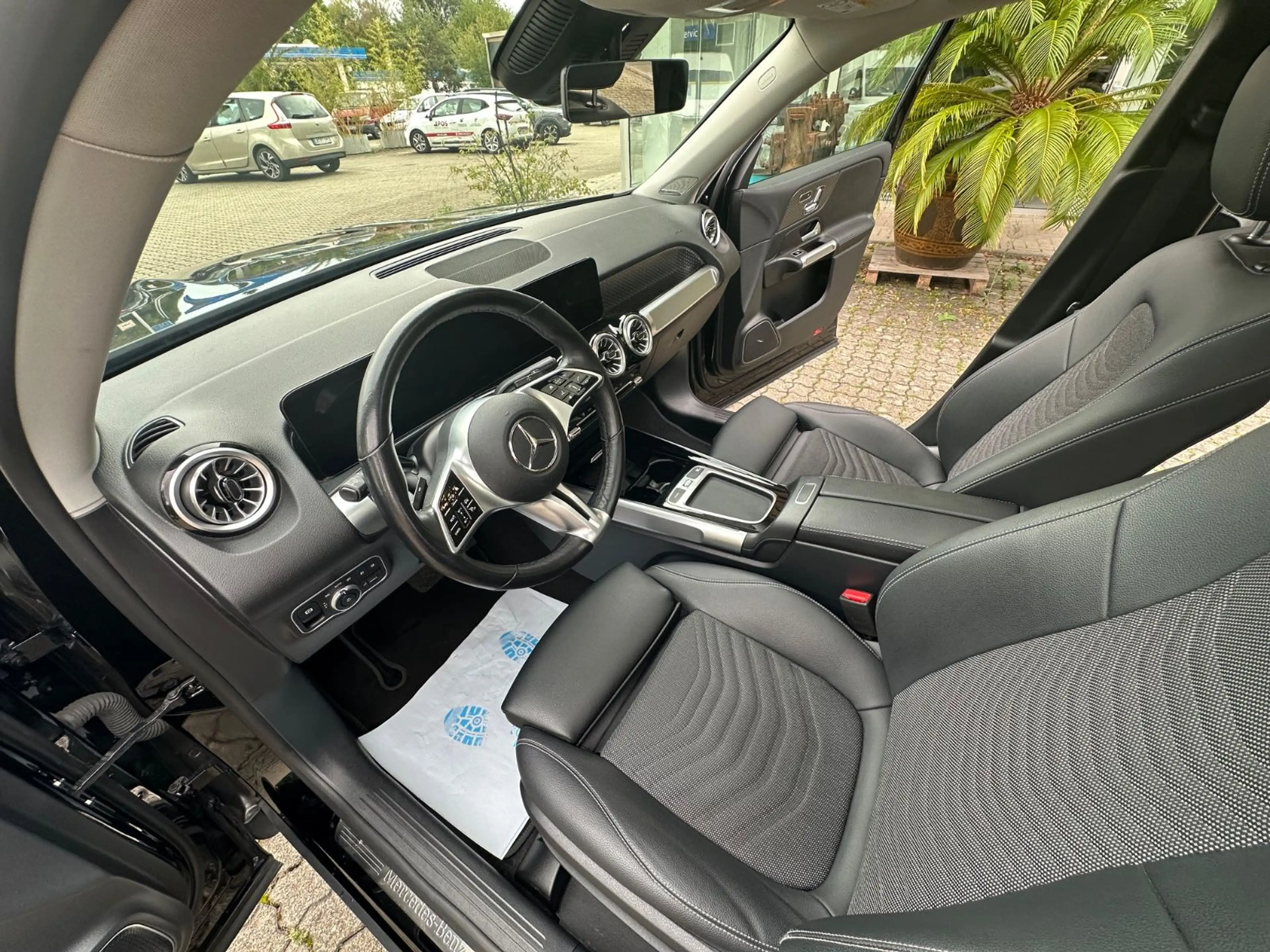Mercedes-Benz GLB 200 d*NAVI*LED*PANO*AHK*DISTR*EU6dT* — photo 9