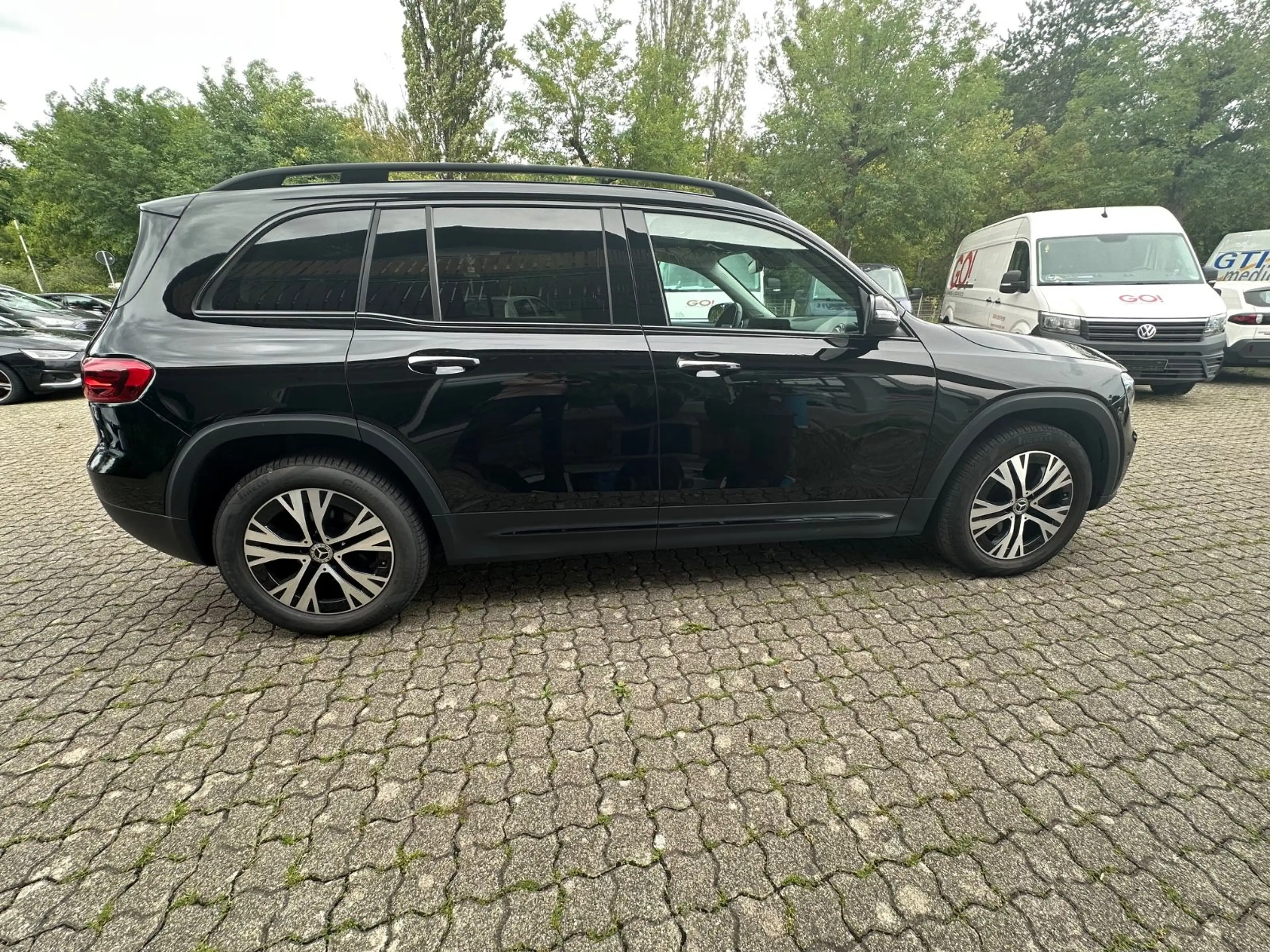 Mercedes-Benz GLB 200 d*NAVI*LED*PANO*AHK*DISTR*EU6dT* — photo 6