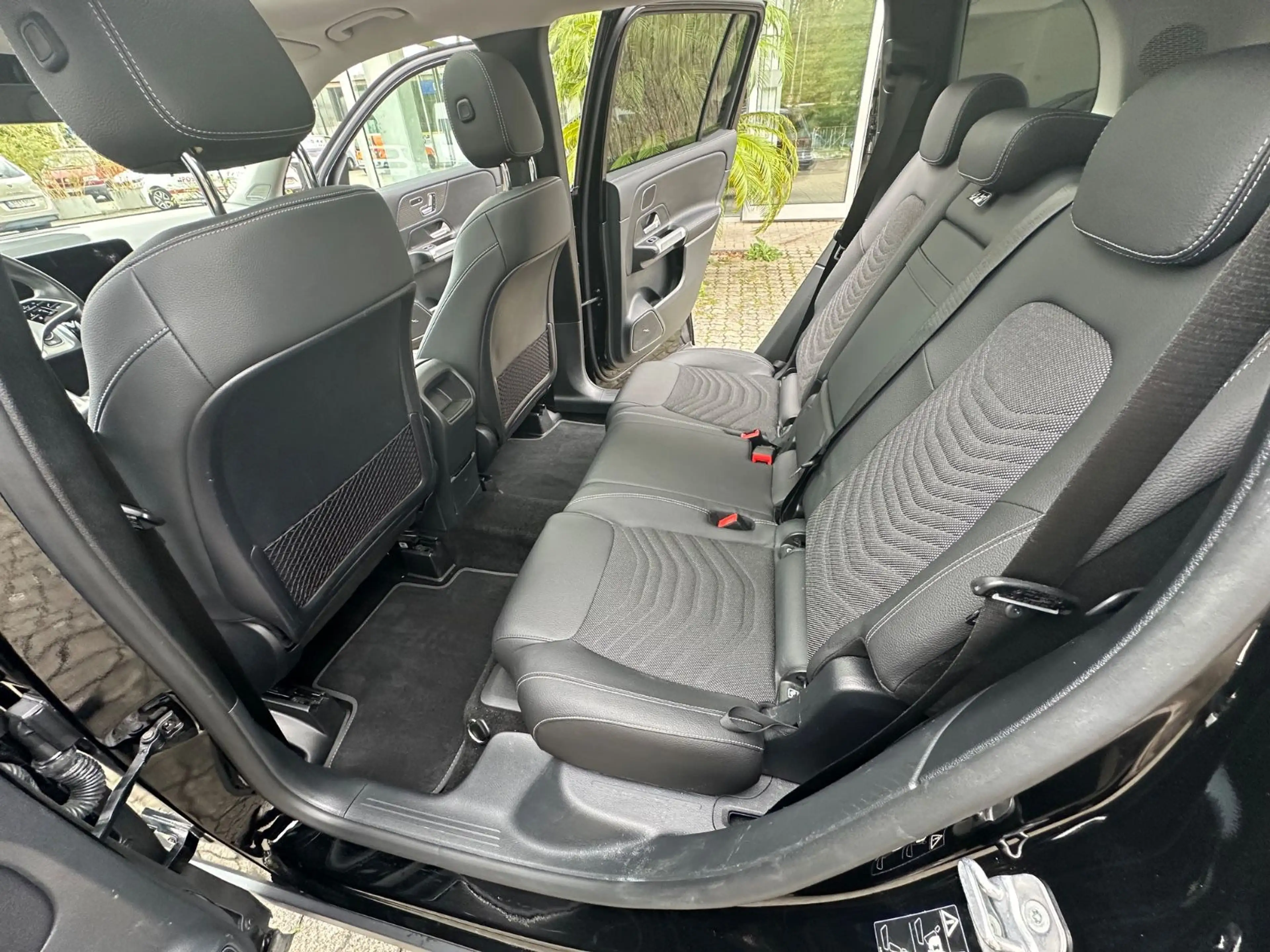 Mercedes-Benz GLB 200 d*NAVI*LED*PANO*AHK*DISTR*EU6dT* — photo 10