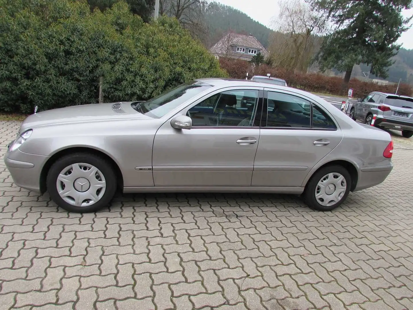 Mercedes-Benz E 220 CDI Automatik Classic Stříbrná - 2