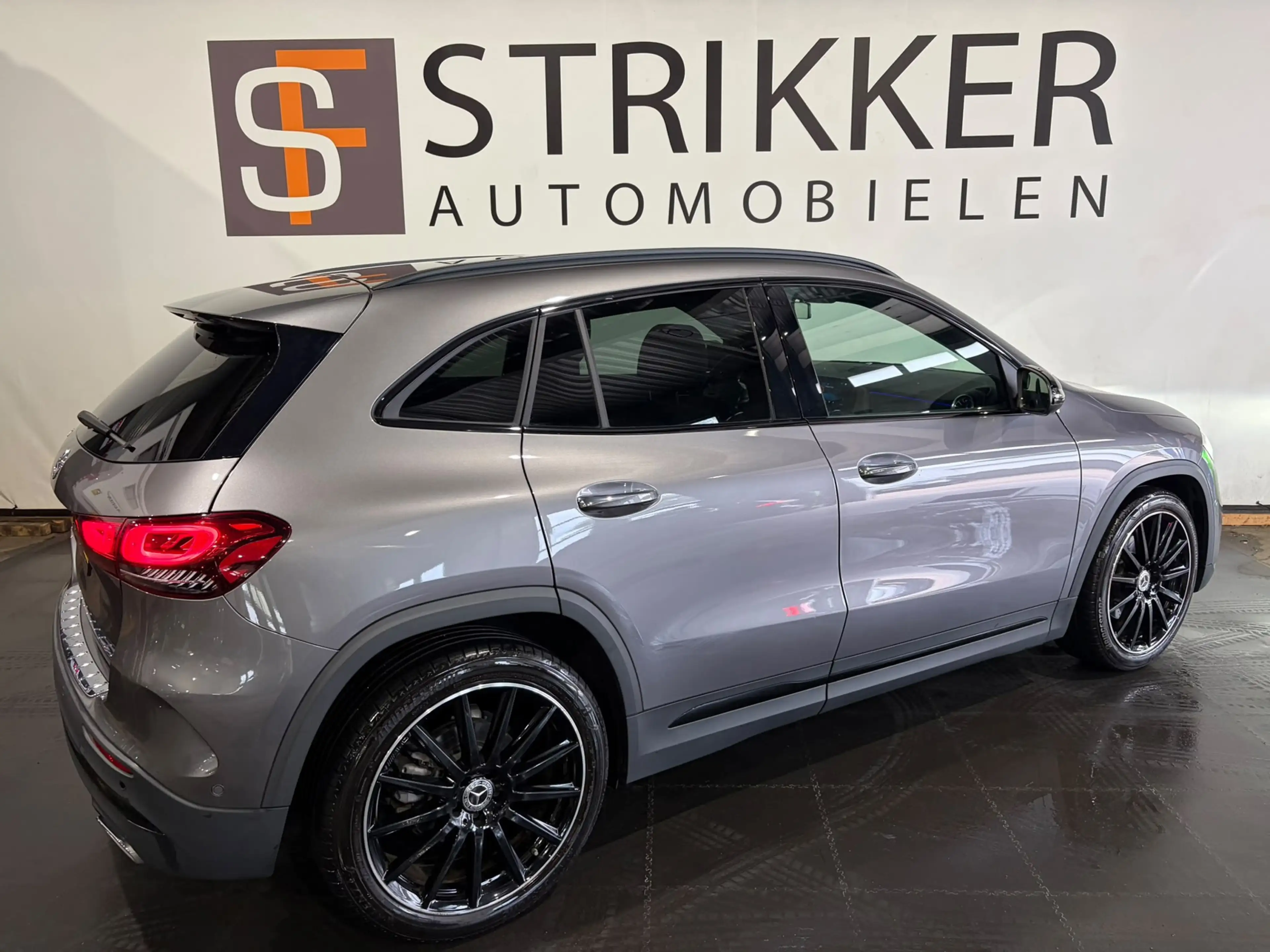 Mercedes-Benz GLA 180 AMG Line — photo 5