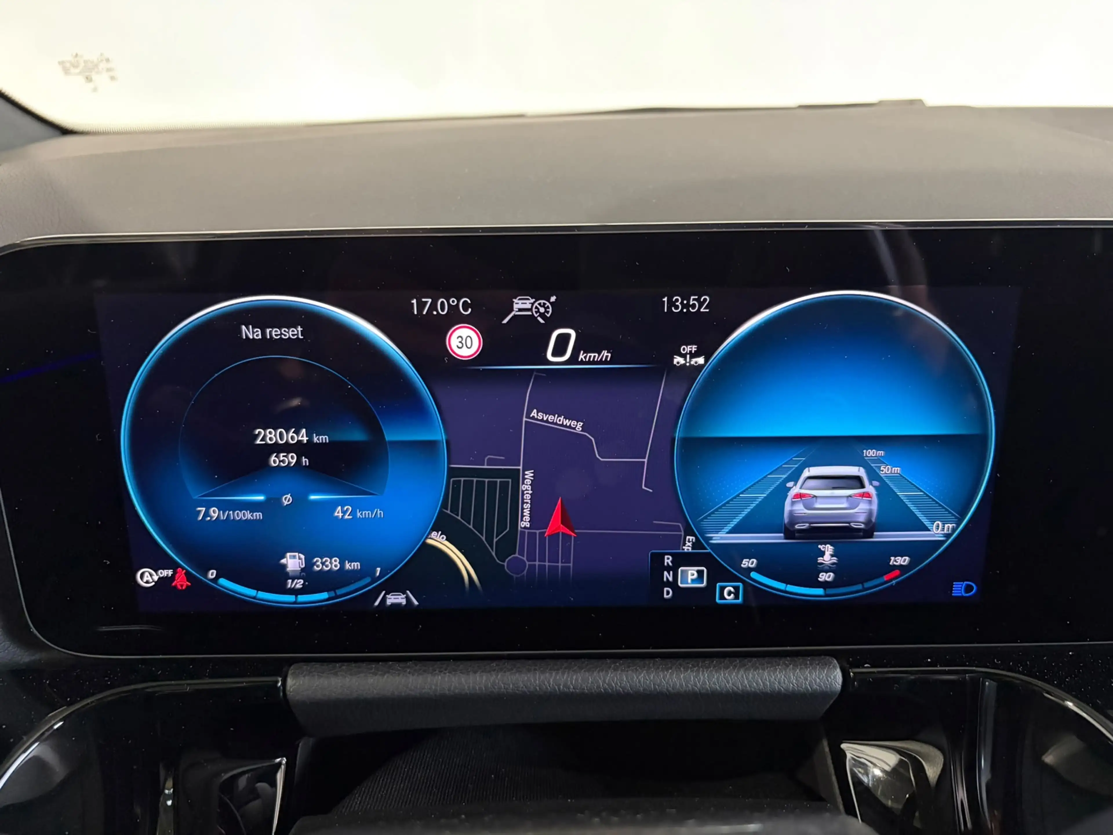 Mercedes-Benz GLA 180 AMG Line — photo 15