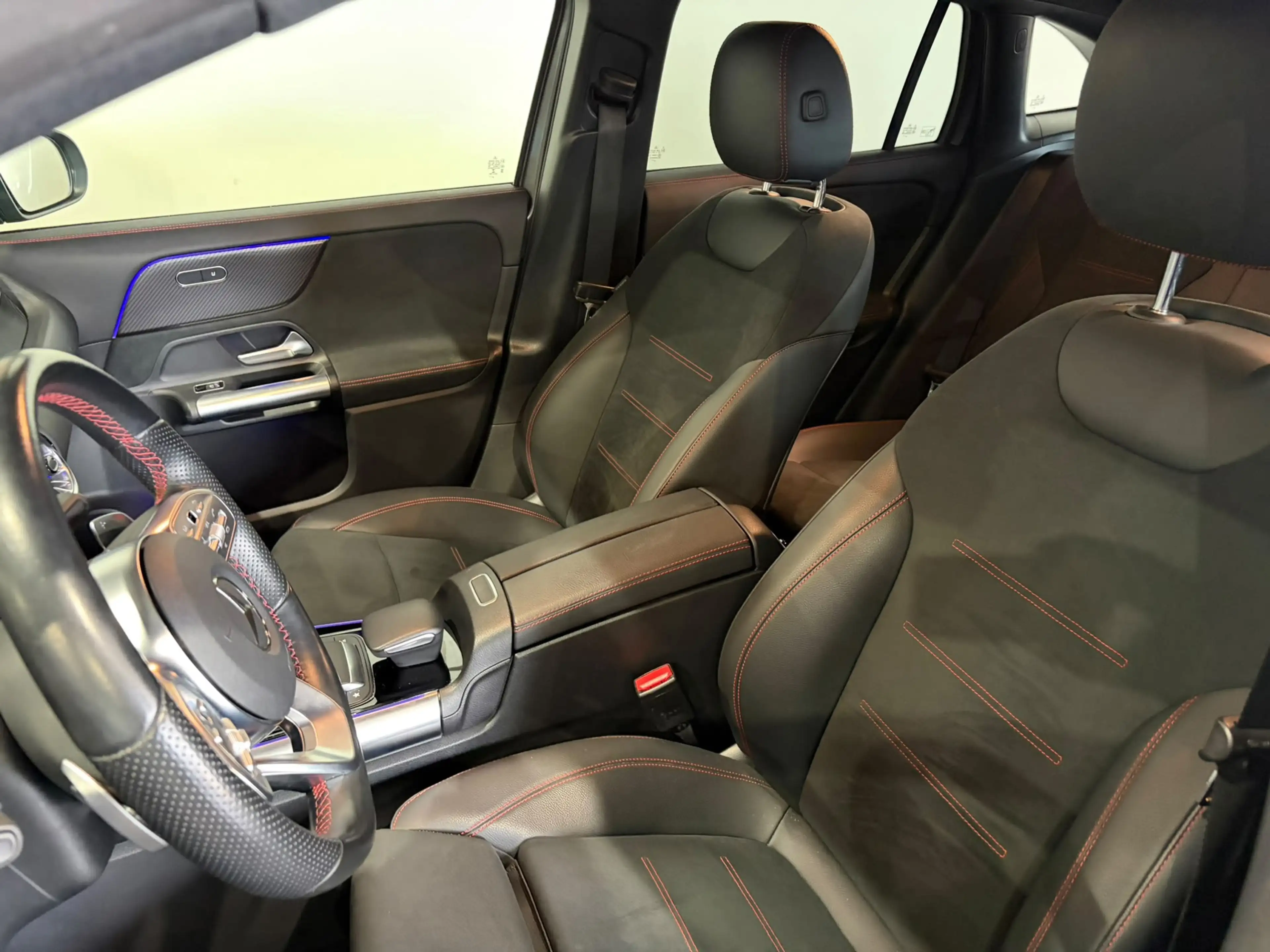 Mercedes-Benz GLA 180 AMG Line — photo 10