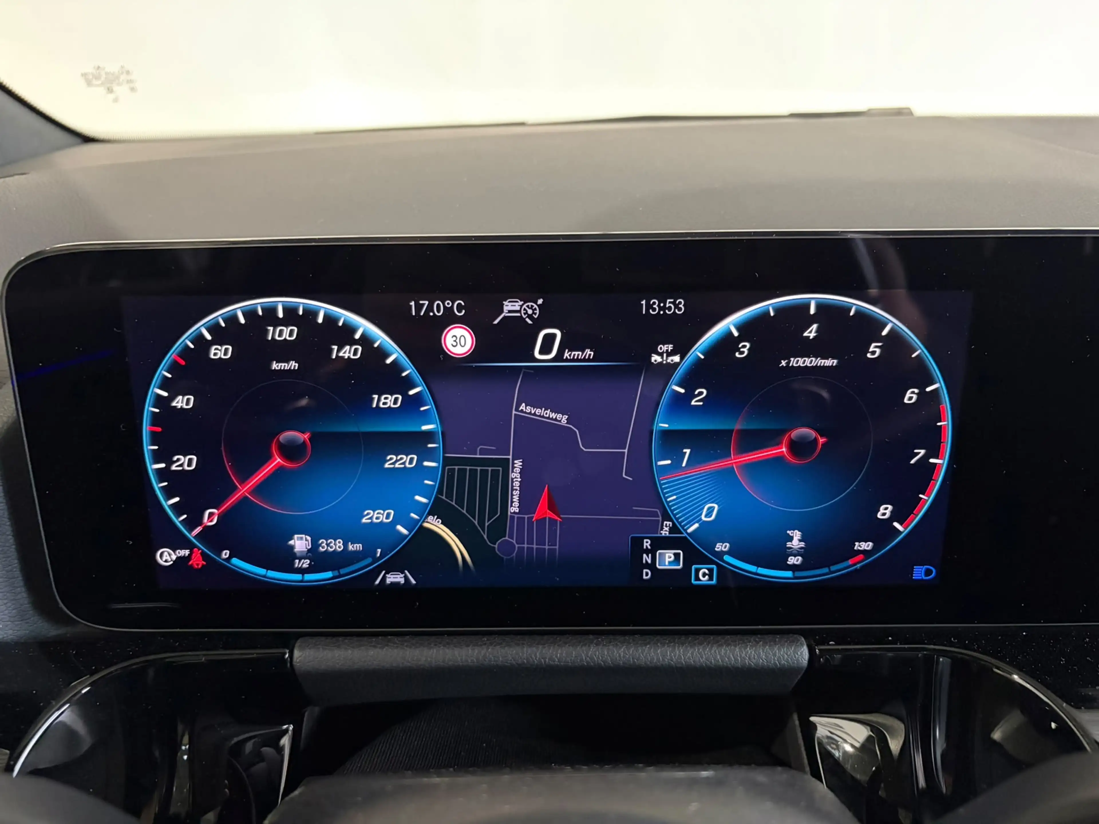 Mercedes-Benz GLA 180 AMG Line — photo 14