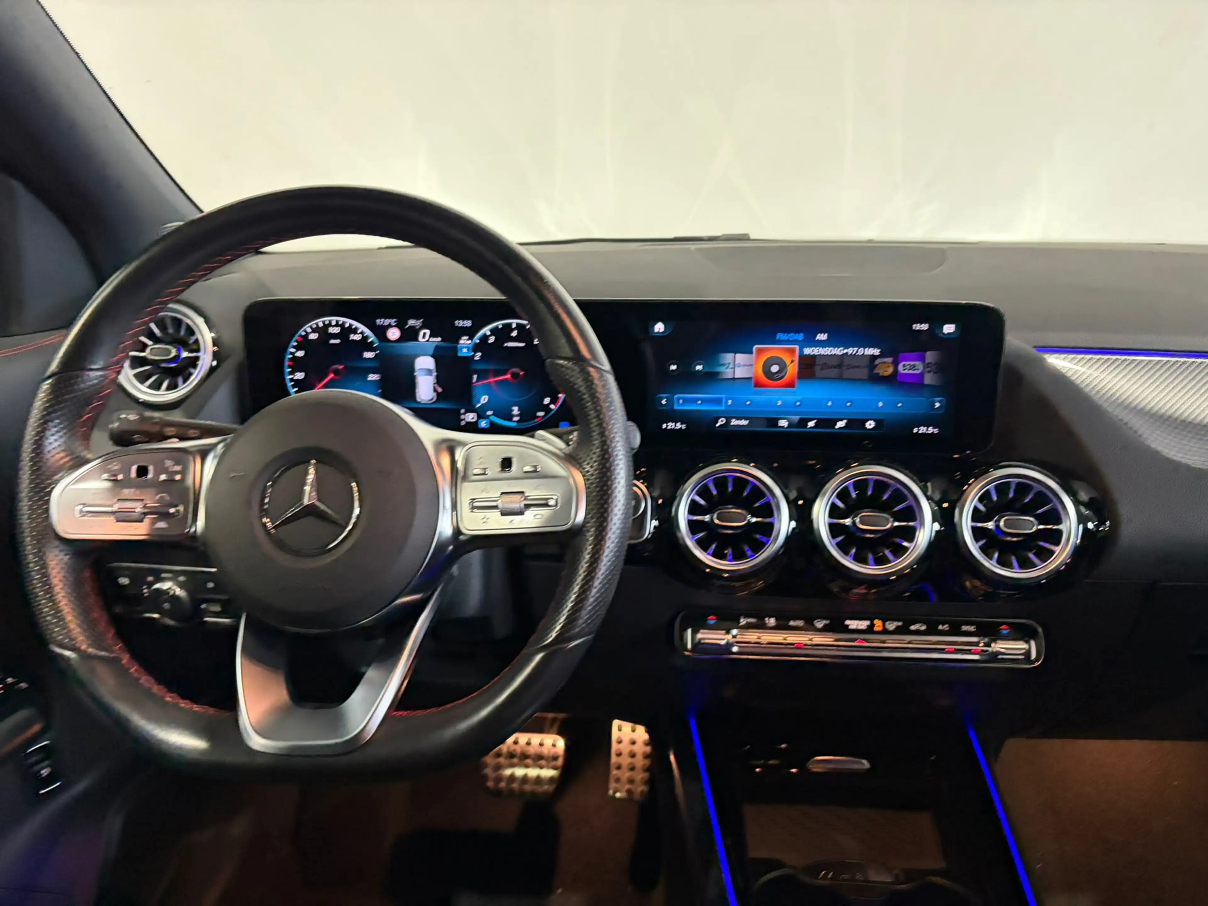 Mercedes-Benz GLA 180 AMG Line — photo 12