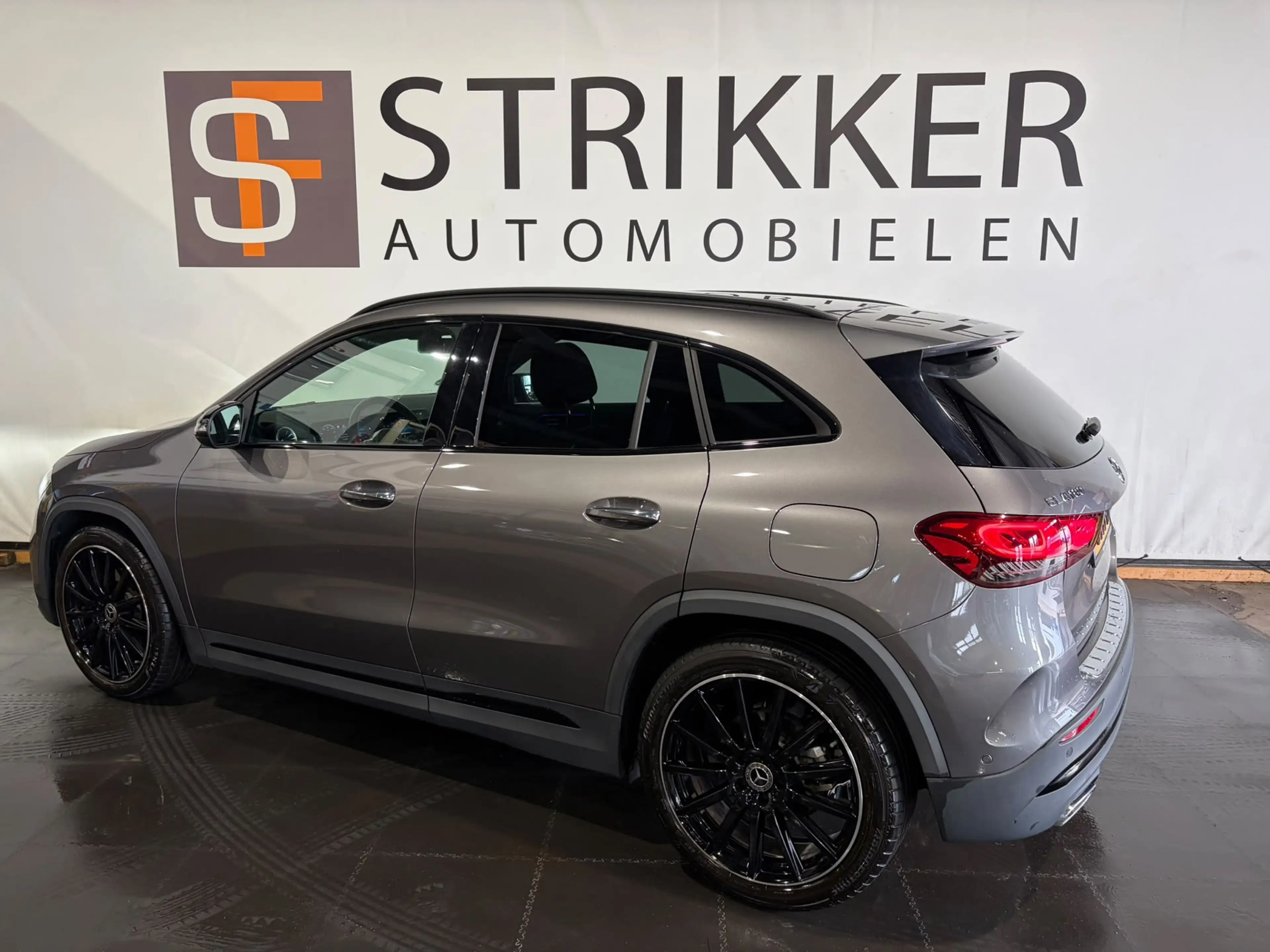 Mercedes-Benz GLA 180 AMG Line — photo 3
