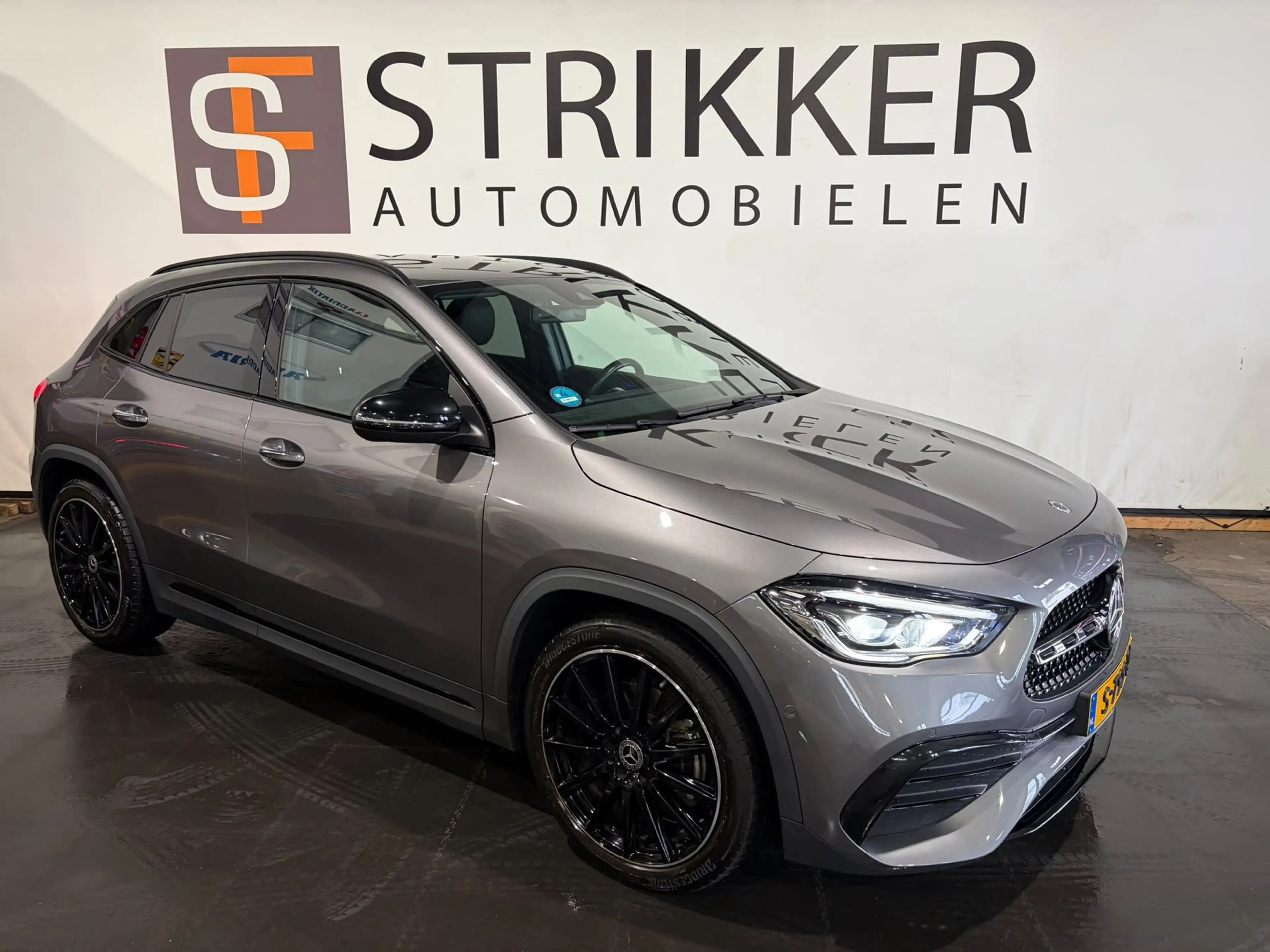 Mercedes-Benz GLA 180 AMG Line — photo 2