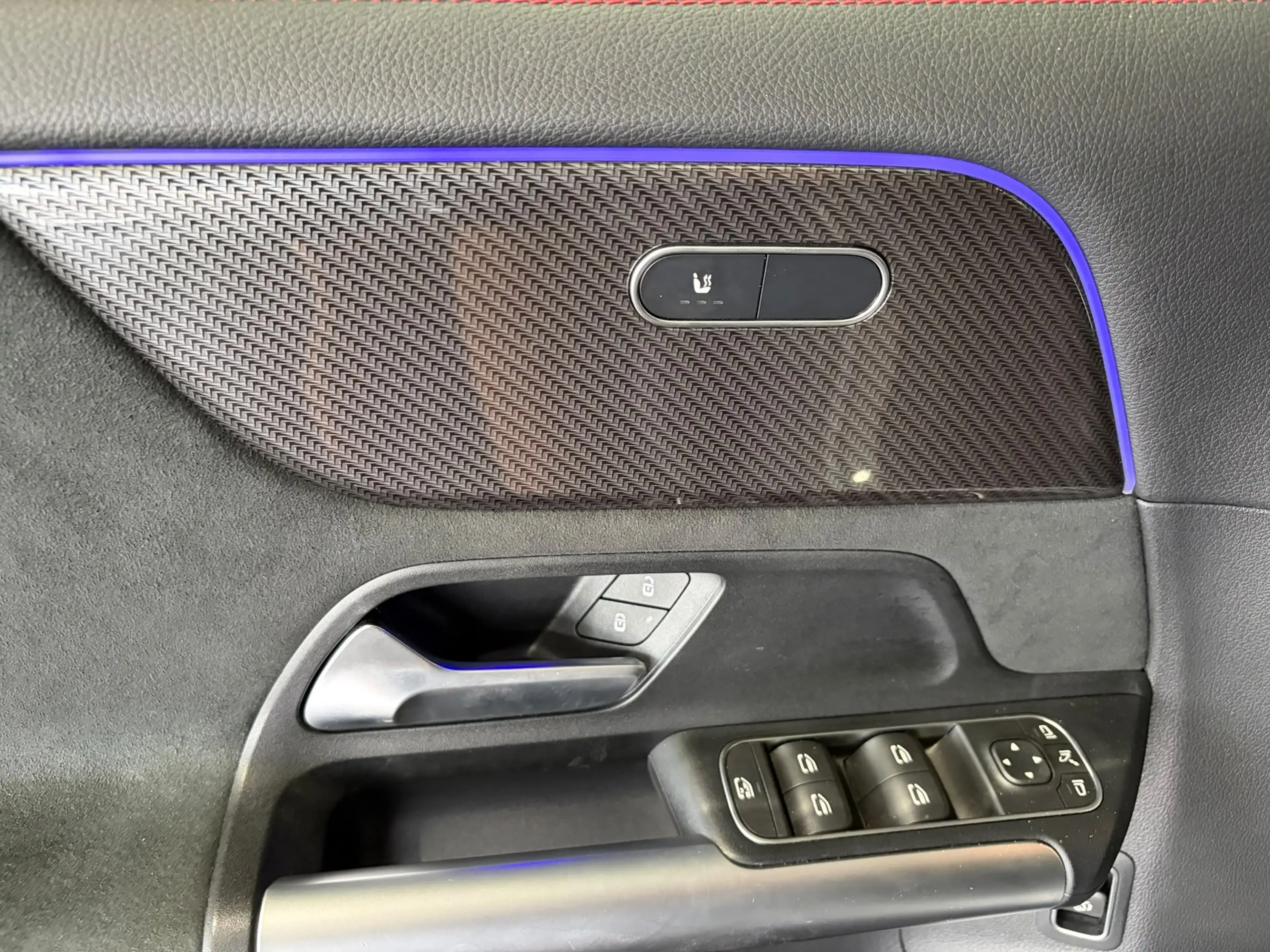 Mercedes-Benz GLA 180 AMG Line — photo 11