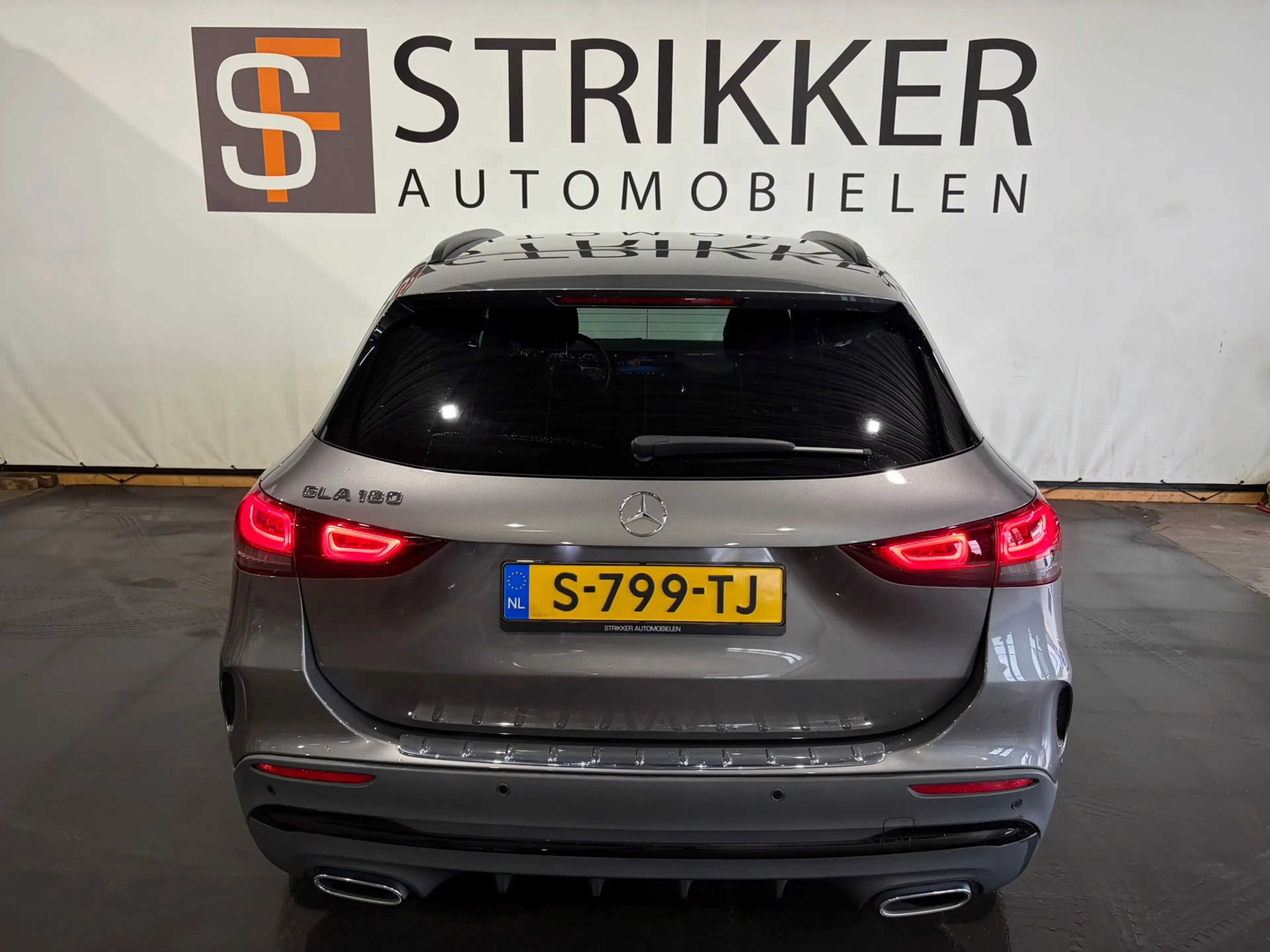 Mercedes-Benz GLA 180 AMG Line — photo 9