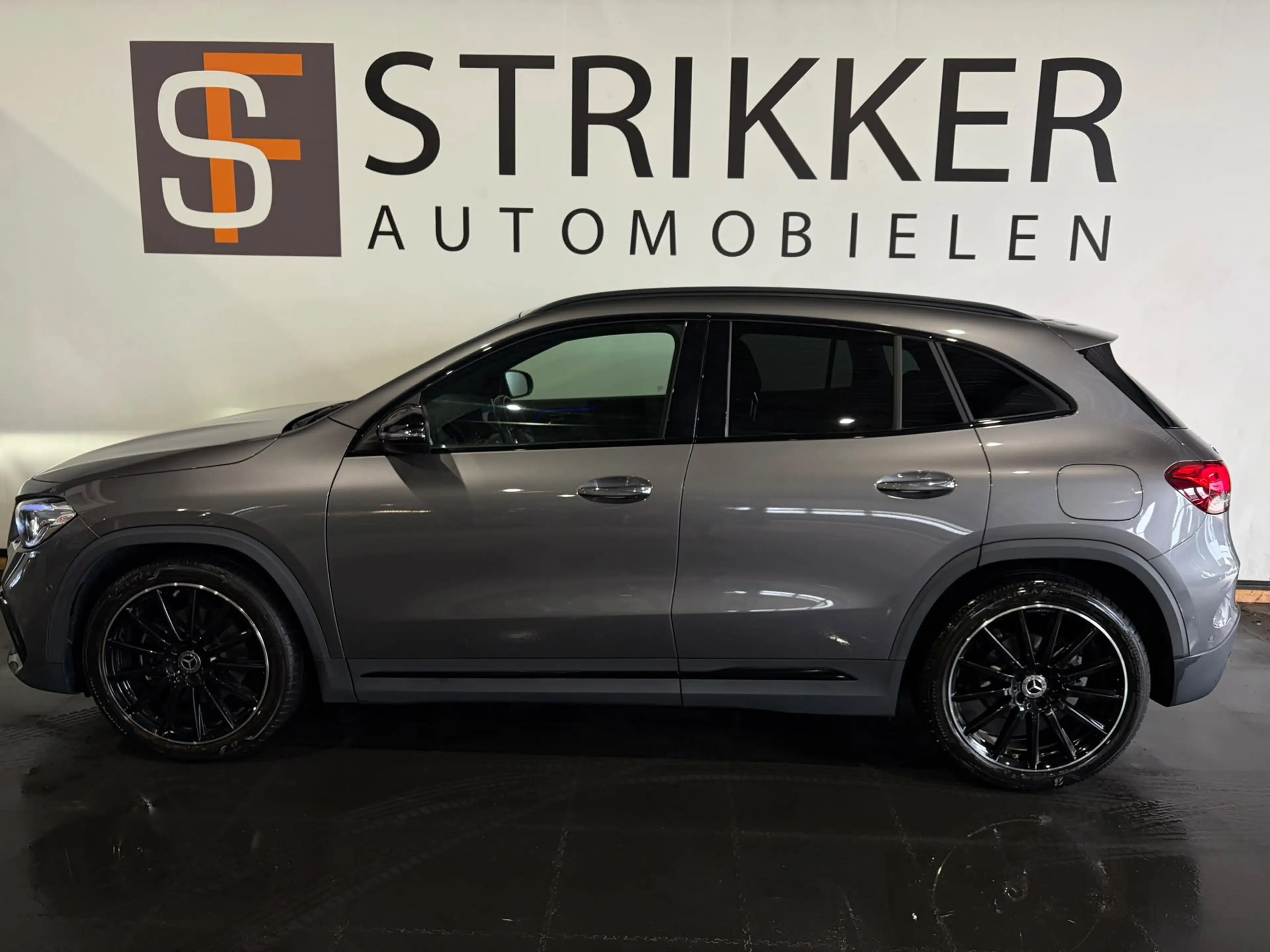 Mercedes-Benz GLA 180 AMG Line — photo 4