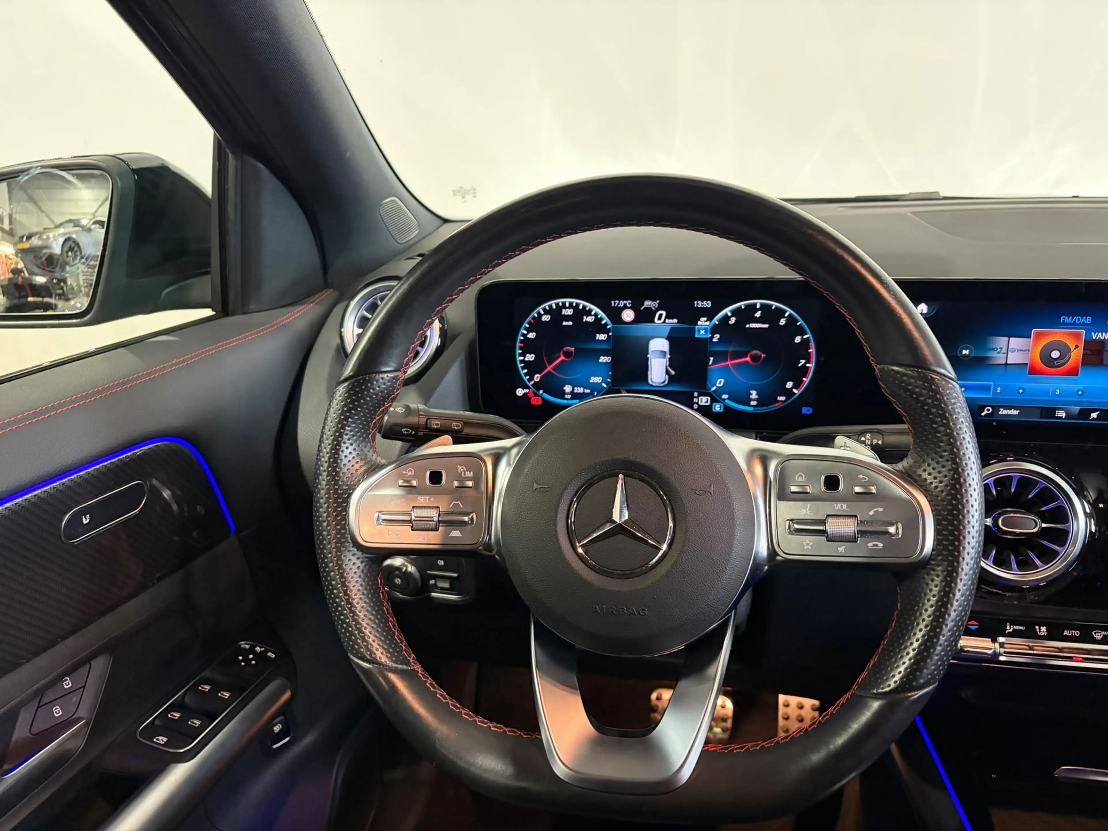 Mercedes-Benz GLA 180 AMG Line — photo 13