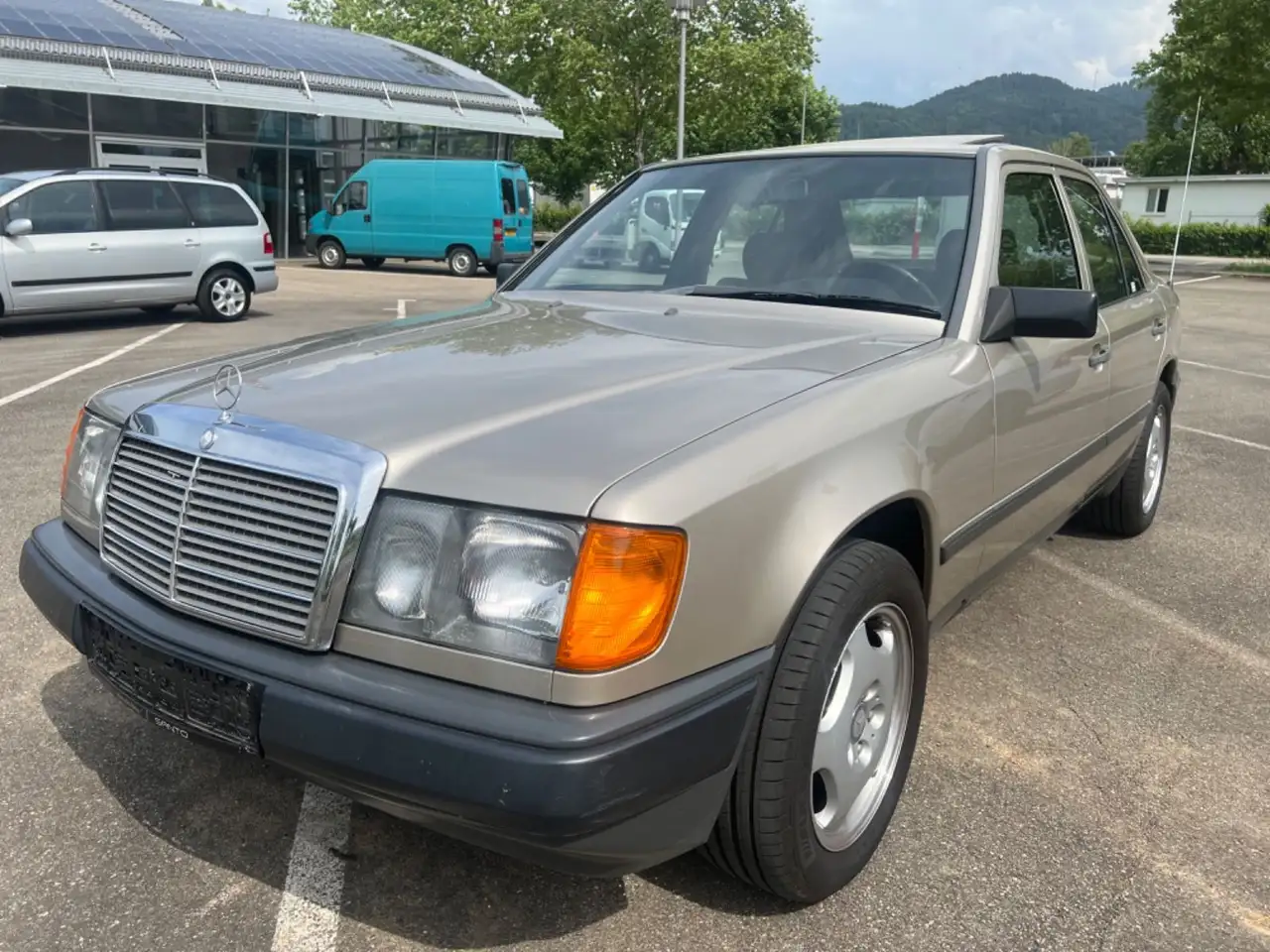 Mercedes-Benz E 230