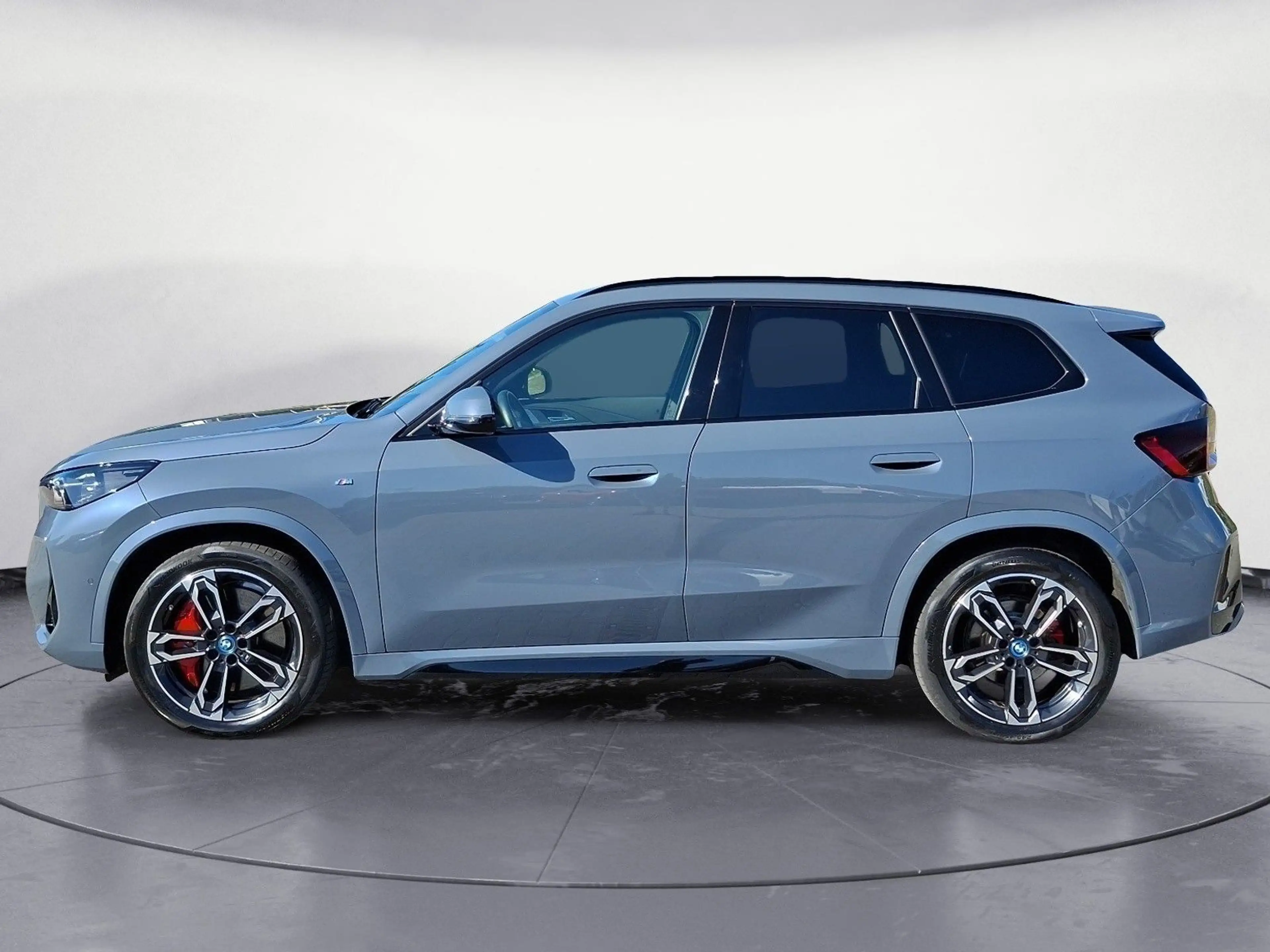 BMW iX1 xDrive30 M-Sport Pro Pano Harman Travel — photo 3