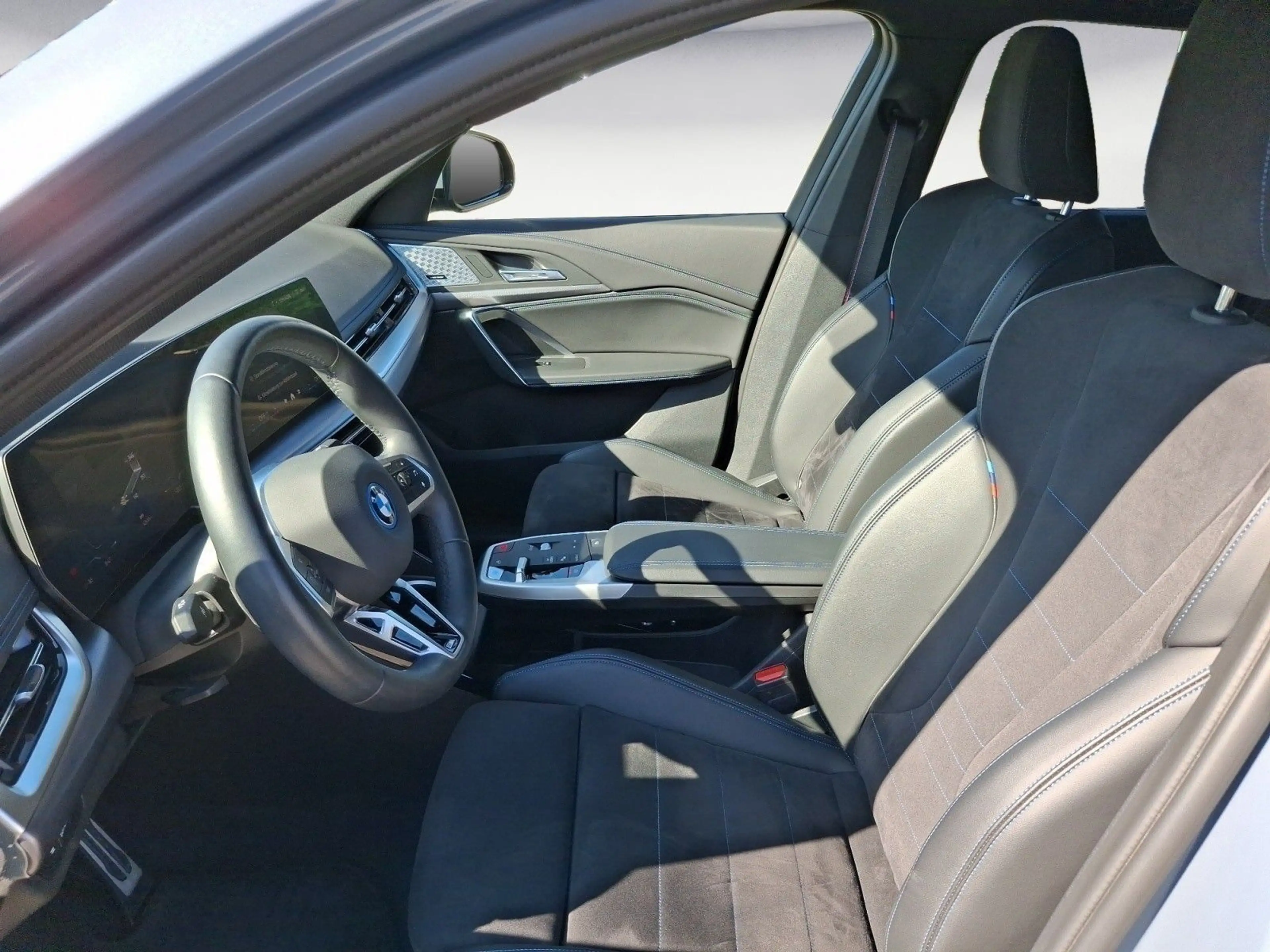 BMW iX1 xDrive30 M-Sport Pro Pano Harman Travel — photo 10
