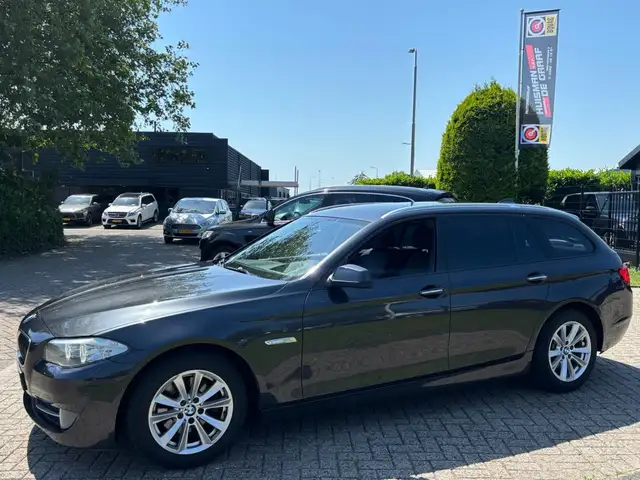 BMW 5 Series view 4