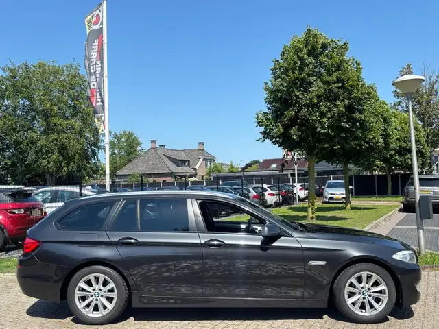 BMW 5 Series view 3