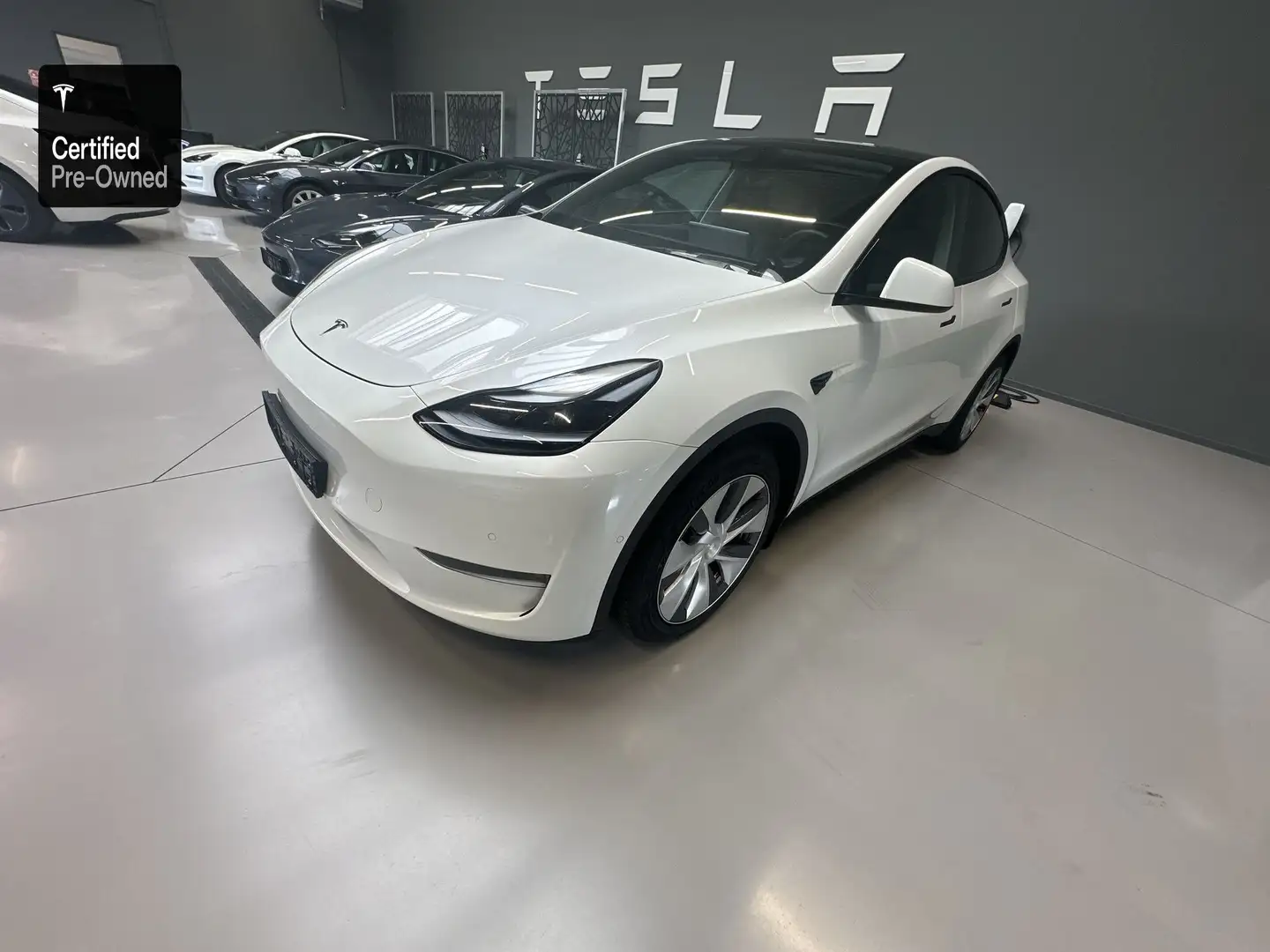 Tesla Model Y Long Range/Certified Pre owned Белый - 1