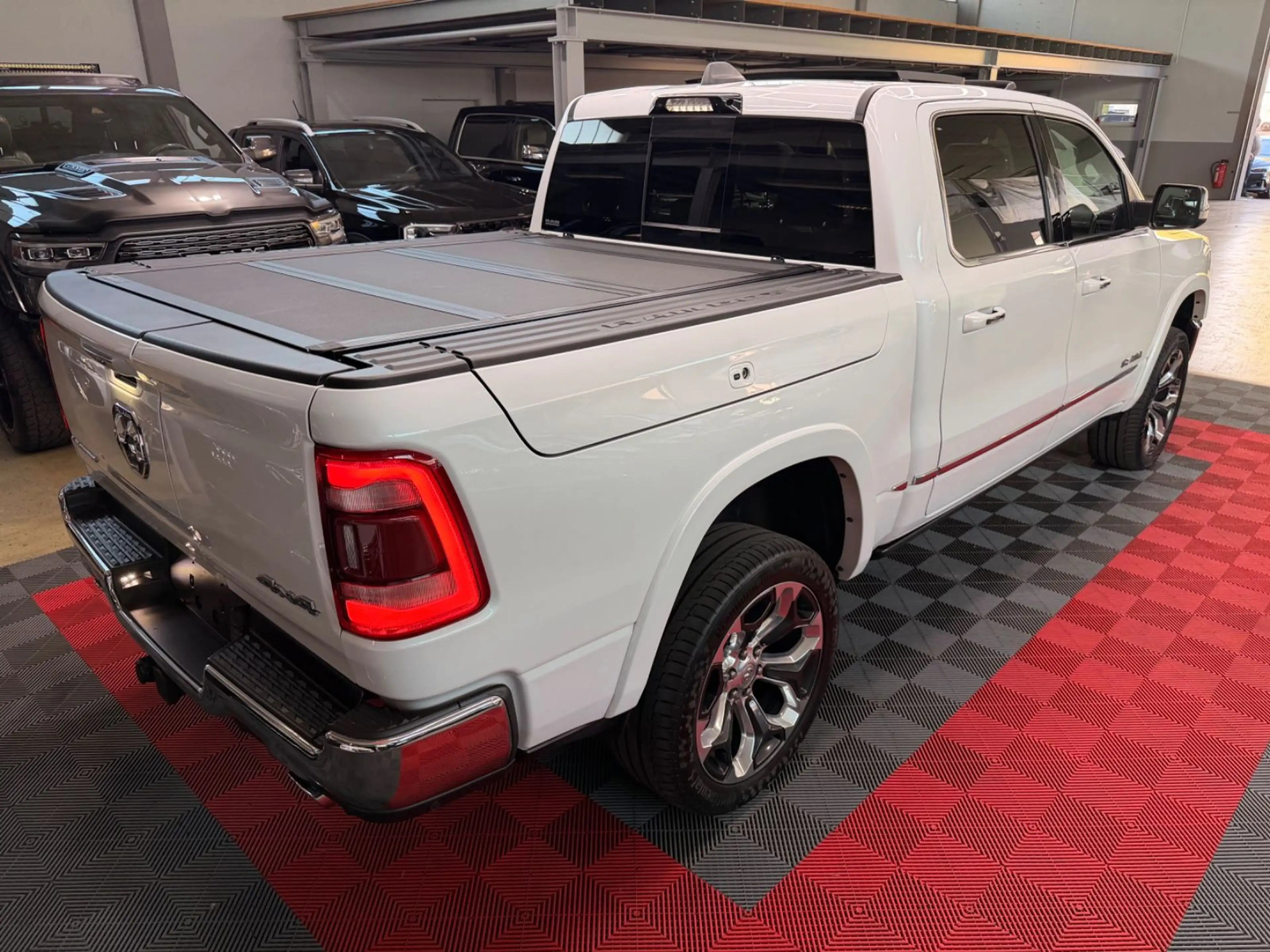 Dodge RAM 1500 5.7 4X4 LIMITED LPG Pano HUD RAM-BOX — photo 10