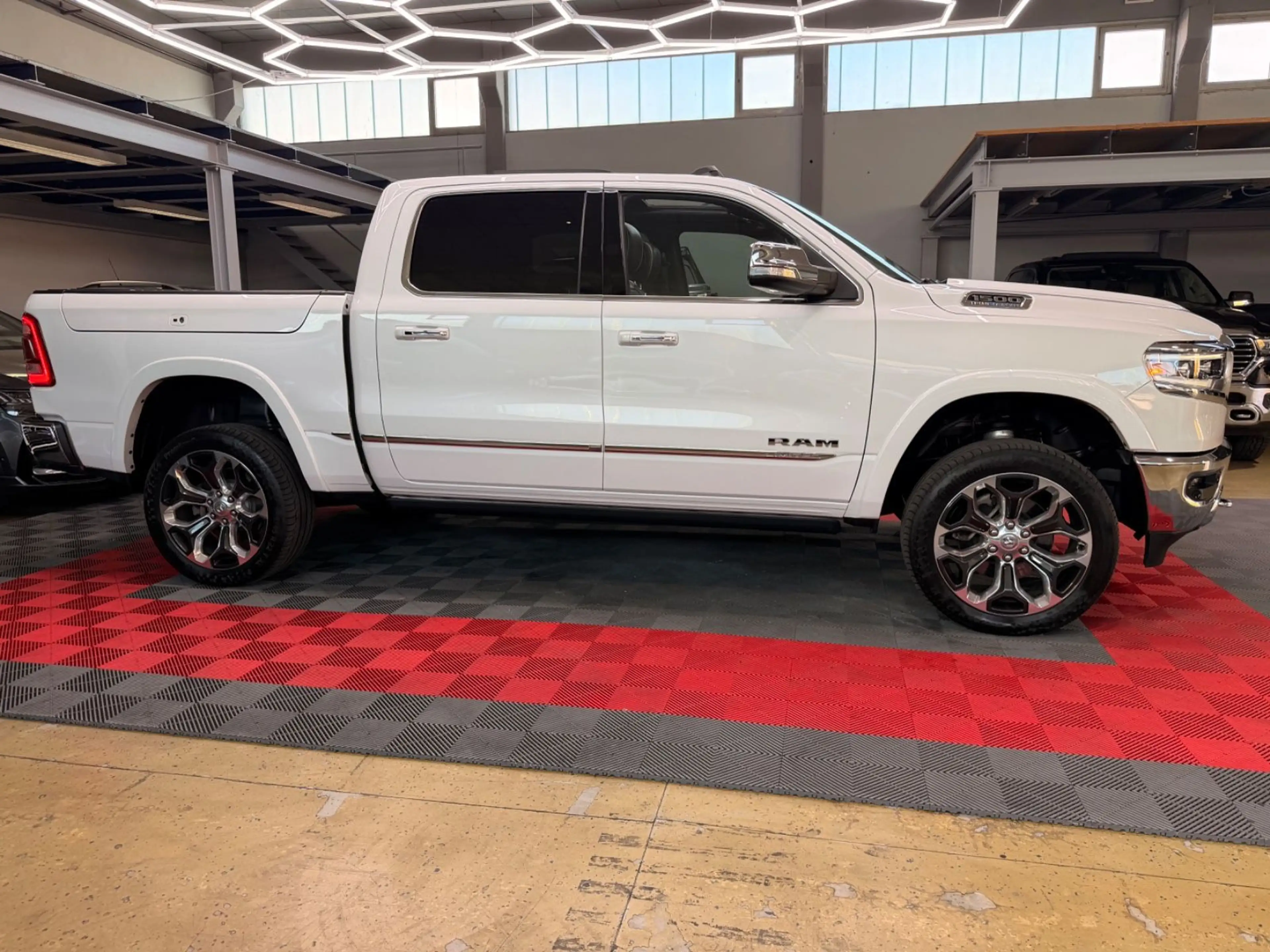 Dodge RAM 1500 5.7 4X4 LIMITED LPG Pano HUD RAM-BOX — photo 14