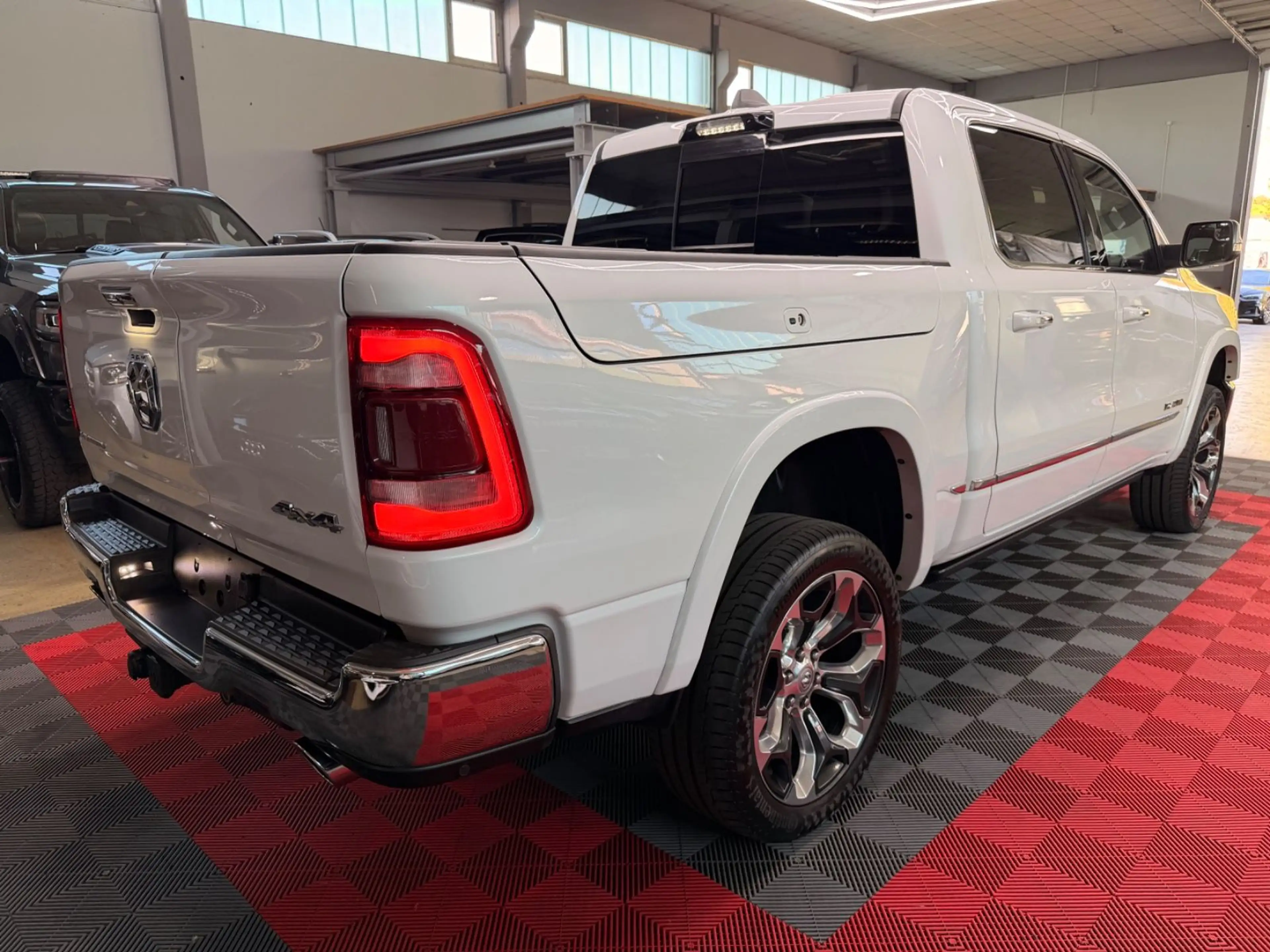 Dodge RAM 1500 5.7 4X4 LIMITED LPG Pano HUD RAM-BOX — photo 11