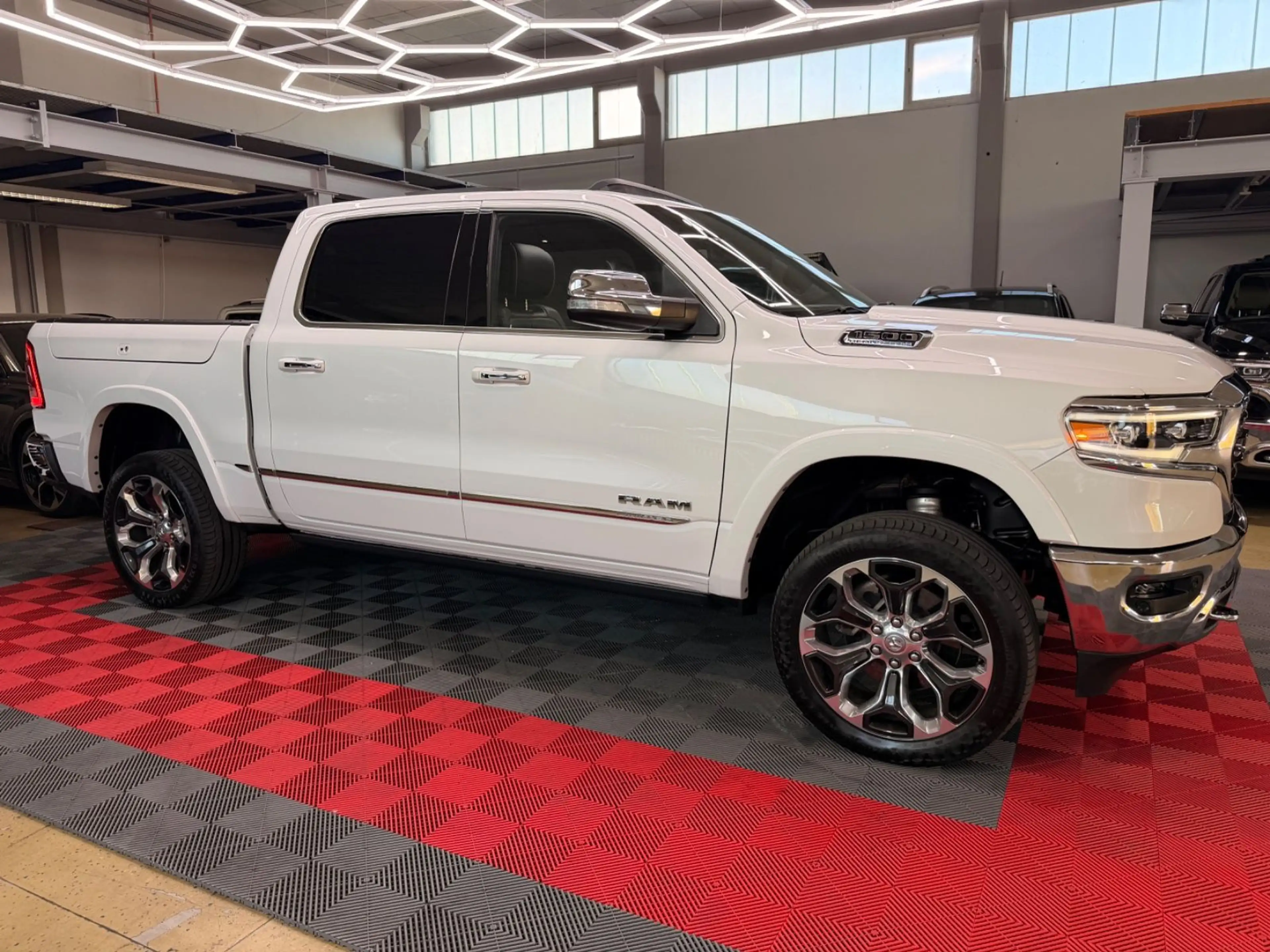 Dodge RAM 1500 5.7 4X4 LIMITED LPG Pano HUD RAM-BOX — photo 13