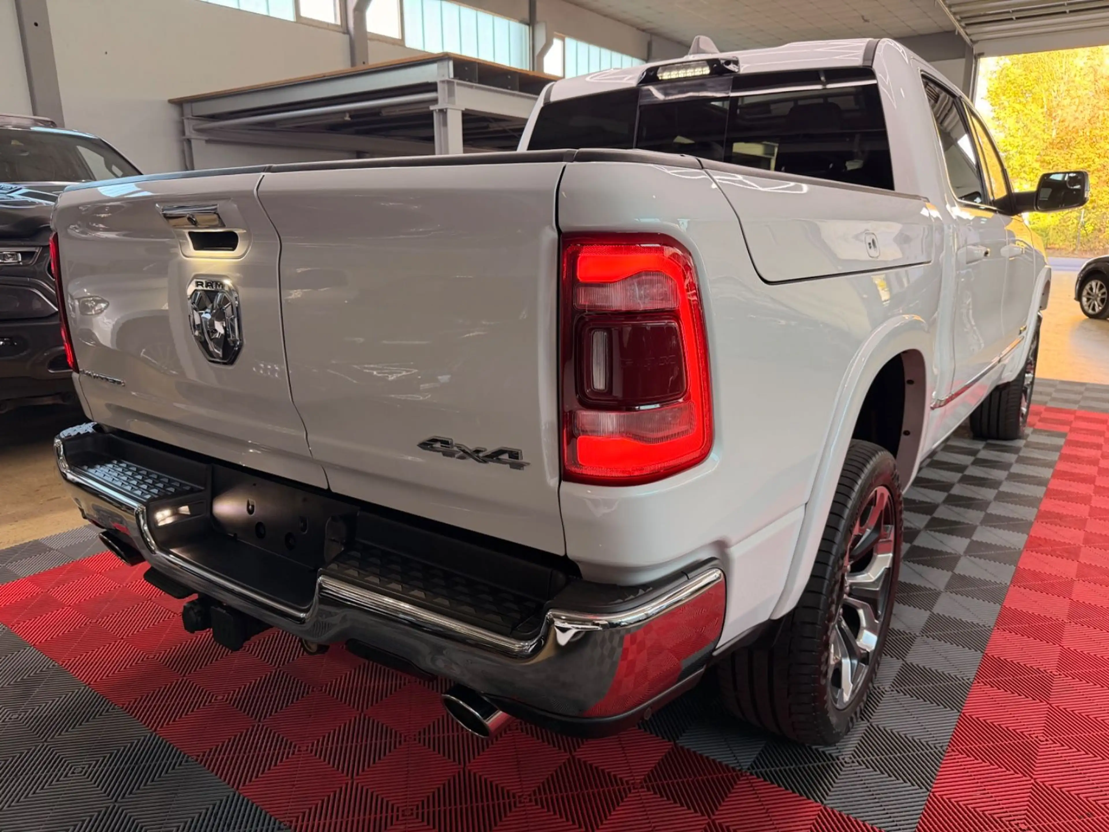 Dodge RAM 1500 5.7 4X4 LIMITED LPG Pano HUD RAM-BOX — photo 12