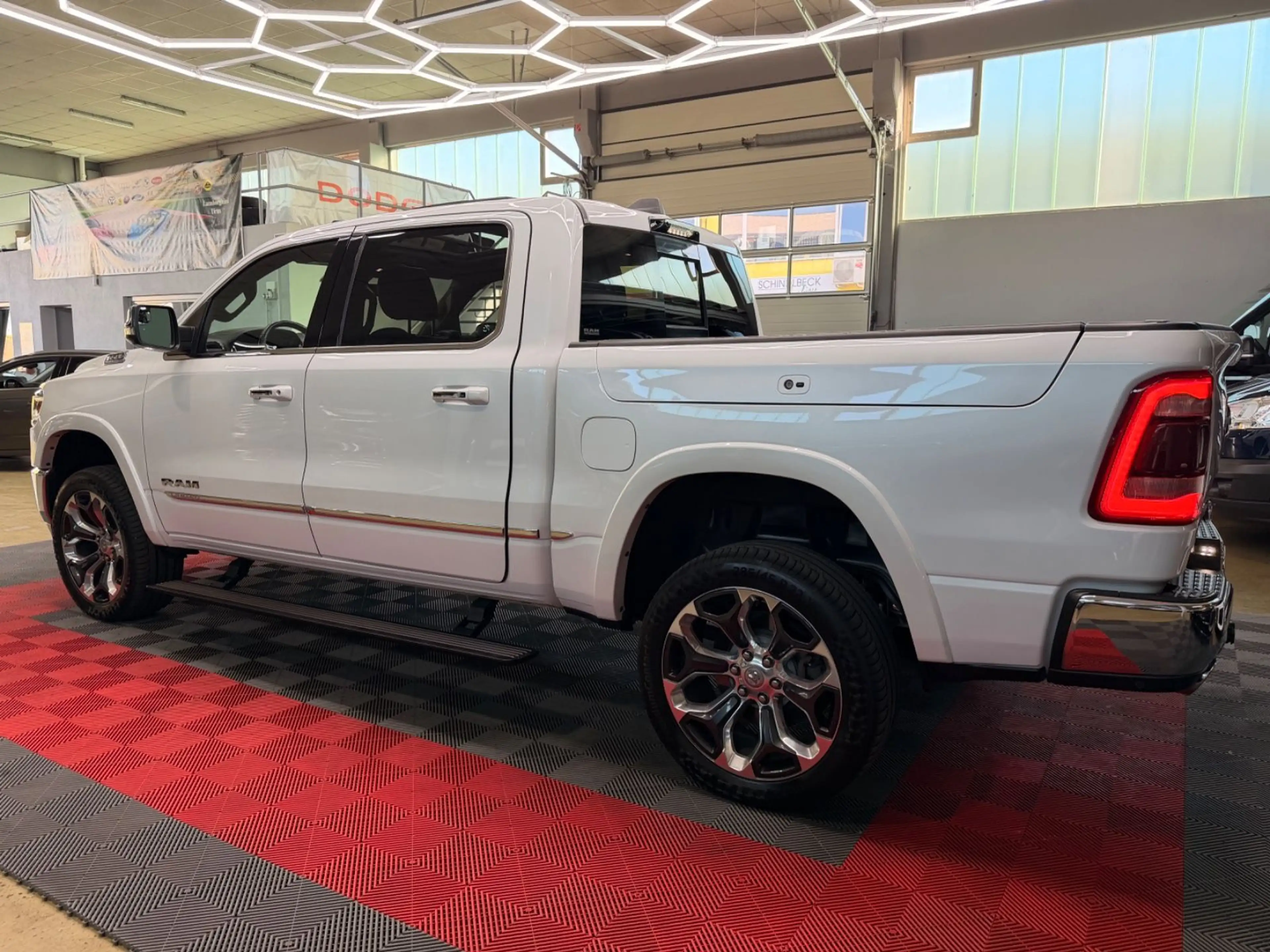 Dodge RAM 1500 5.7 4X4 LIMITED LPG Pano HUD RAM-BOX — photo 4