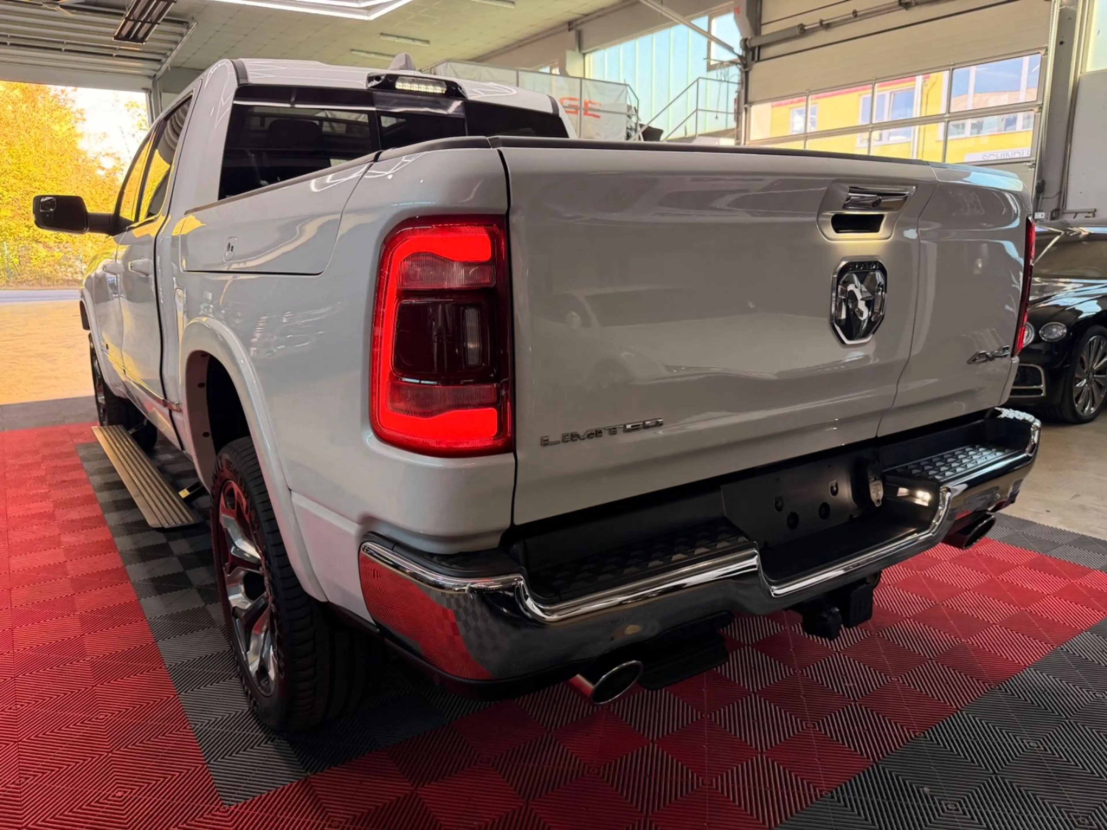 Dodge RAM 1500 5.7 4X4 LIMITED LPG Pano HUD RAM-BOX — photo 8