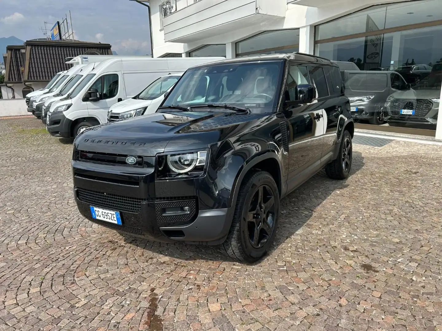 Land Rover Defender 110 3.0D I6 200 CV AWD Auto SE Zwart - 2
