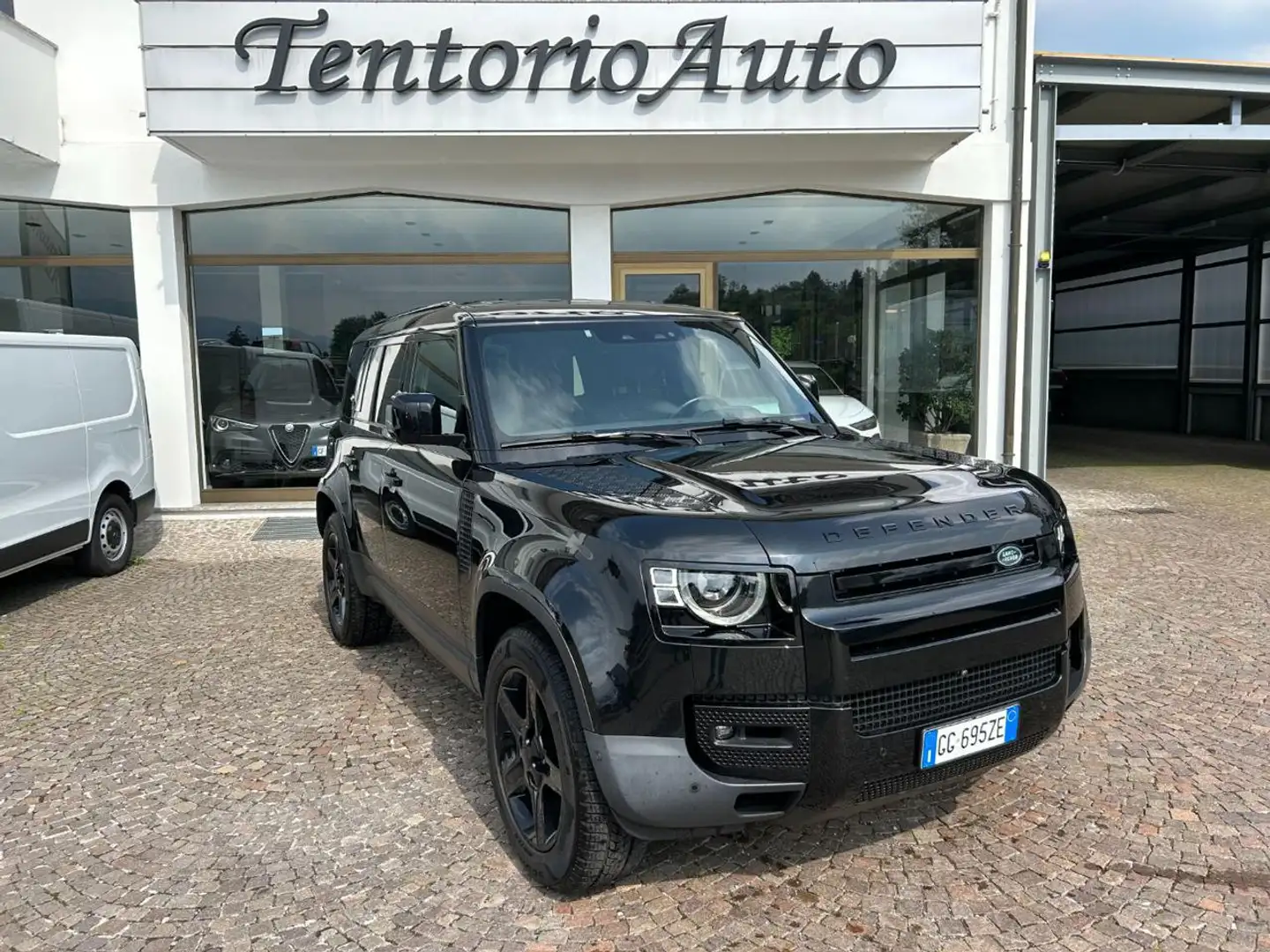 Land Rover Defender 110 3.0D I6 200 CV AWD Auto SE Zwart - 1