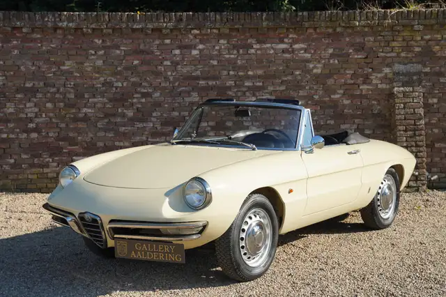 Alfa Romeo Spider Duetto 1600 Restored condition, "Avorio" with a Bl