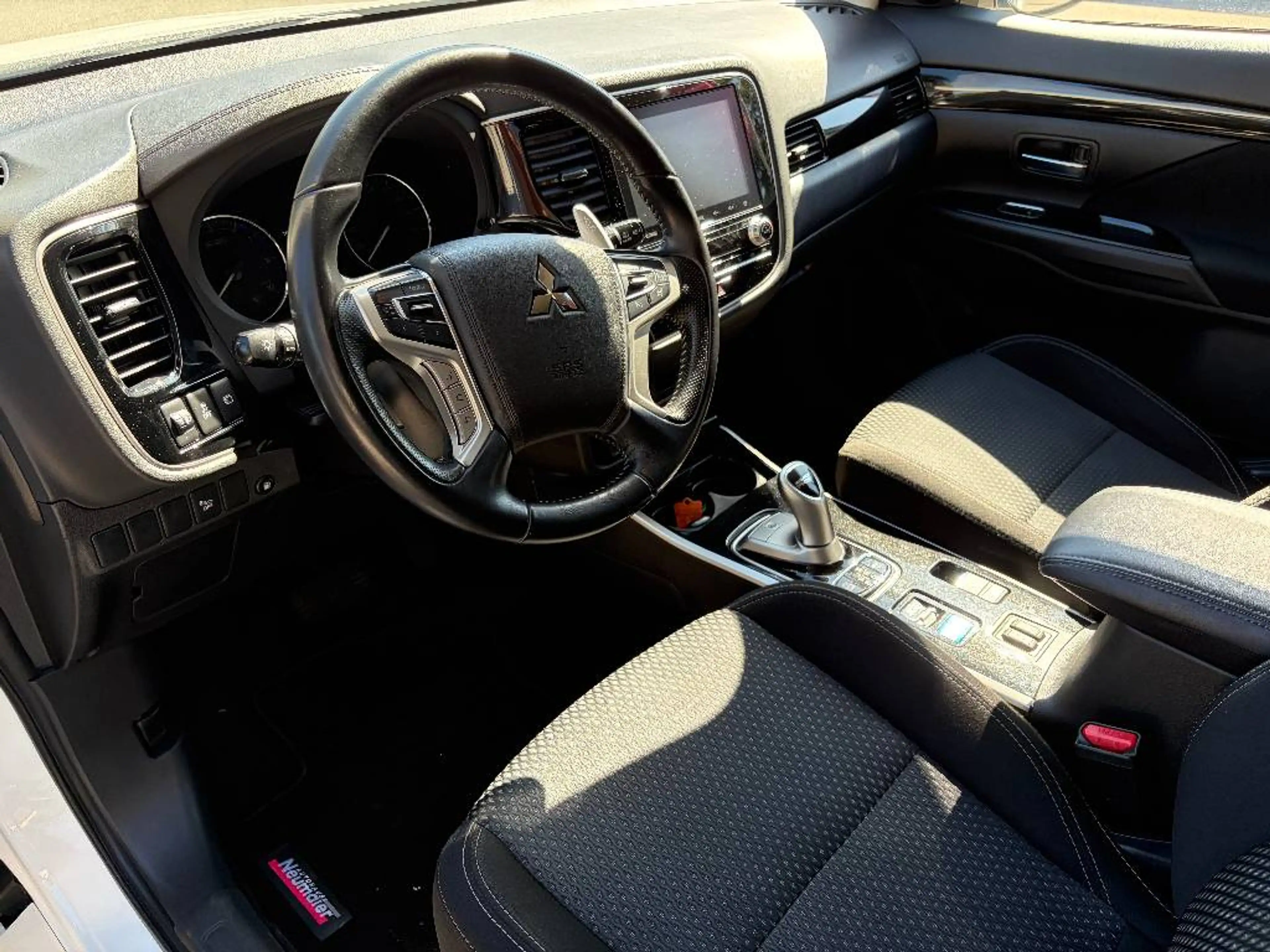 Mitsubishi Outlander Outlander Plug-in Hybrid BASIS 2.4 MIVEC 4WD — photo 6