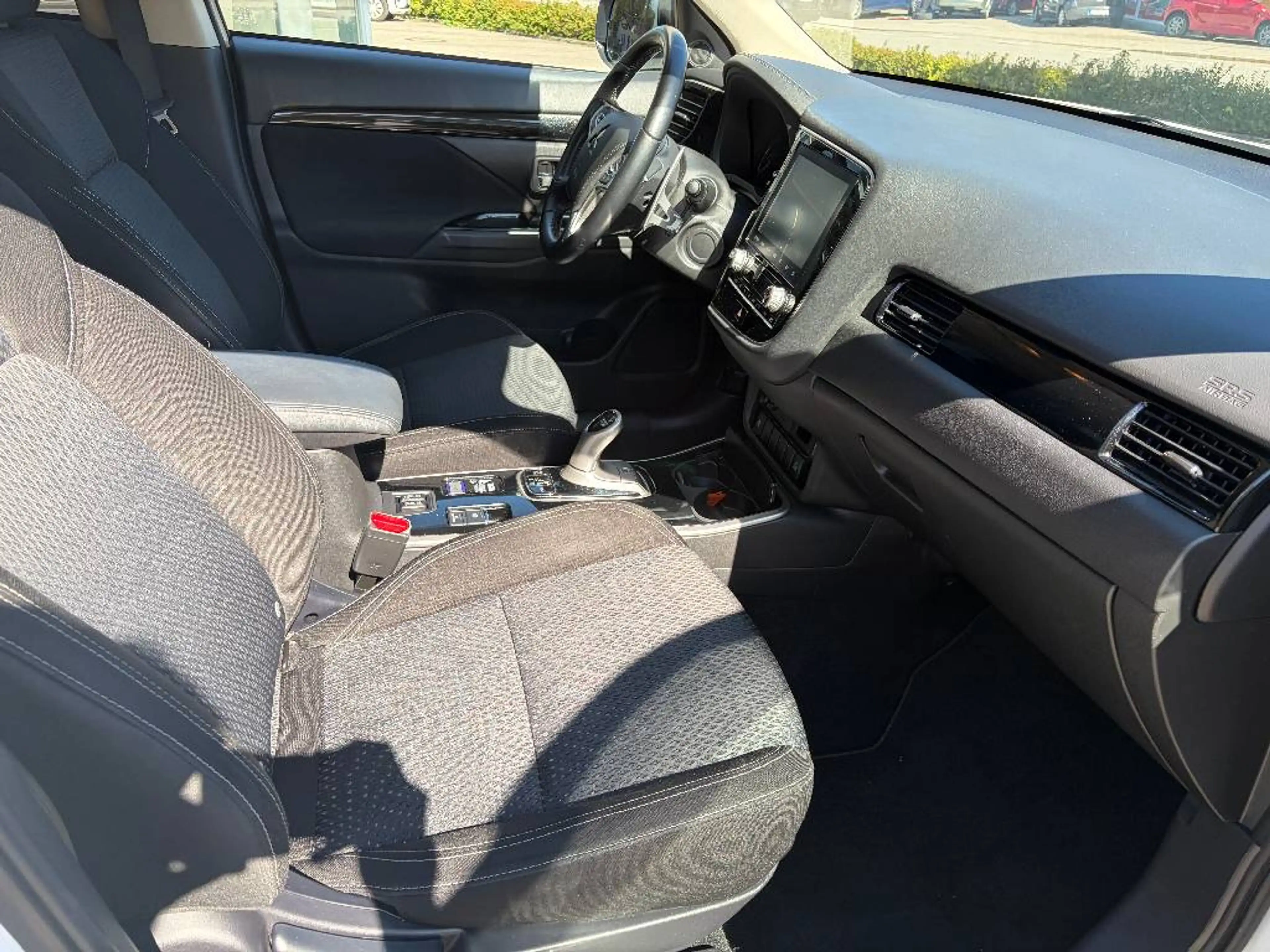 Mitsubishi Outlander Outlander Plug-in Hybrid BASIS 2.4 MIVEC 4WD — photo 4