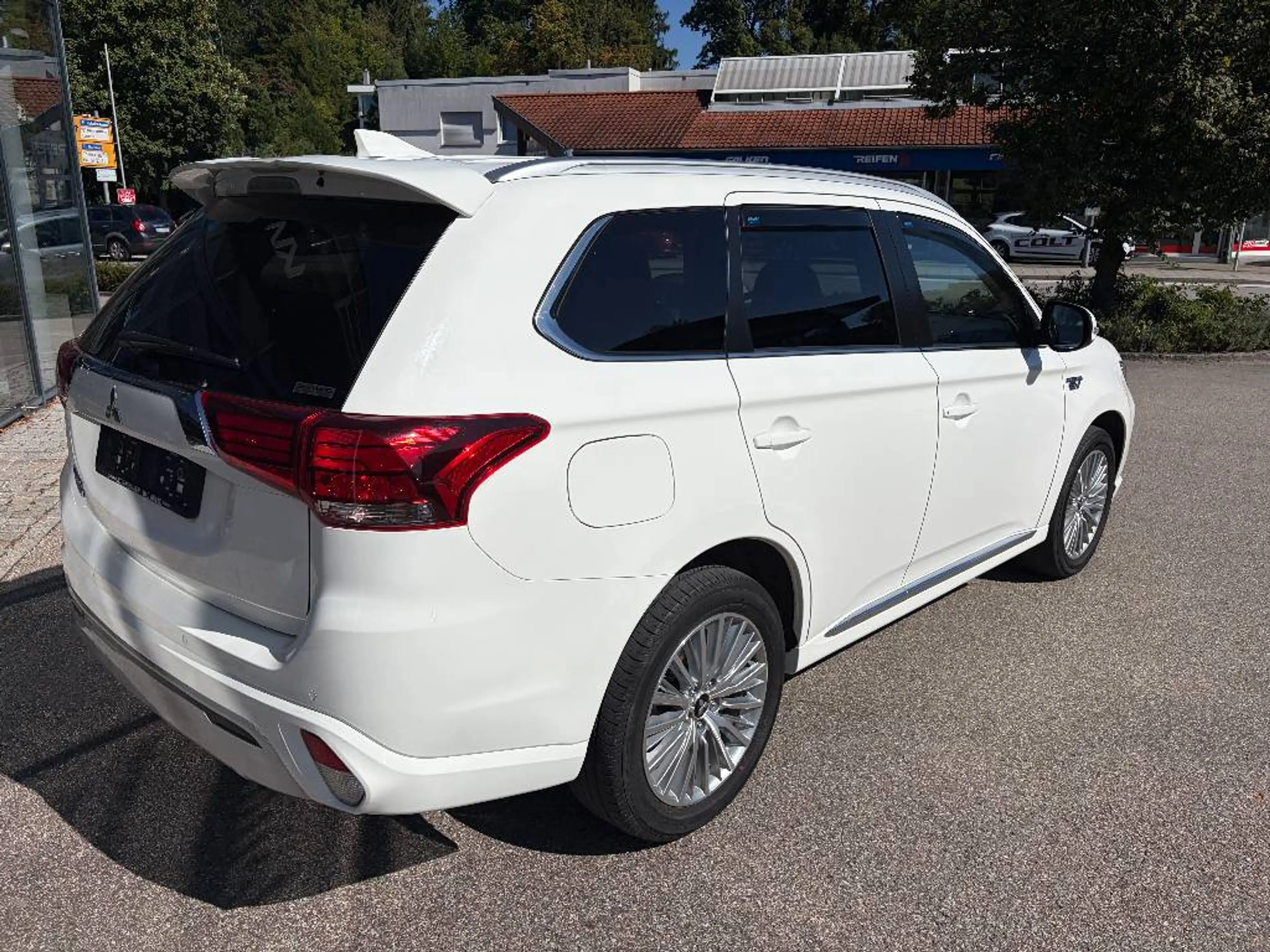 Mitsubishi Outlander Outlander Plug-in Hybrid BASIS 2.4 MIVEC 4WD — photo 3
