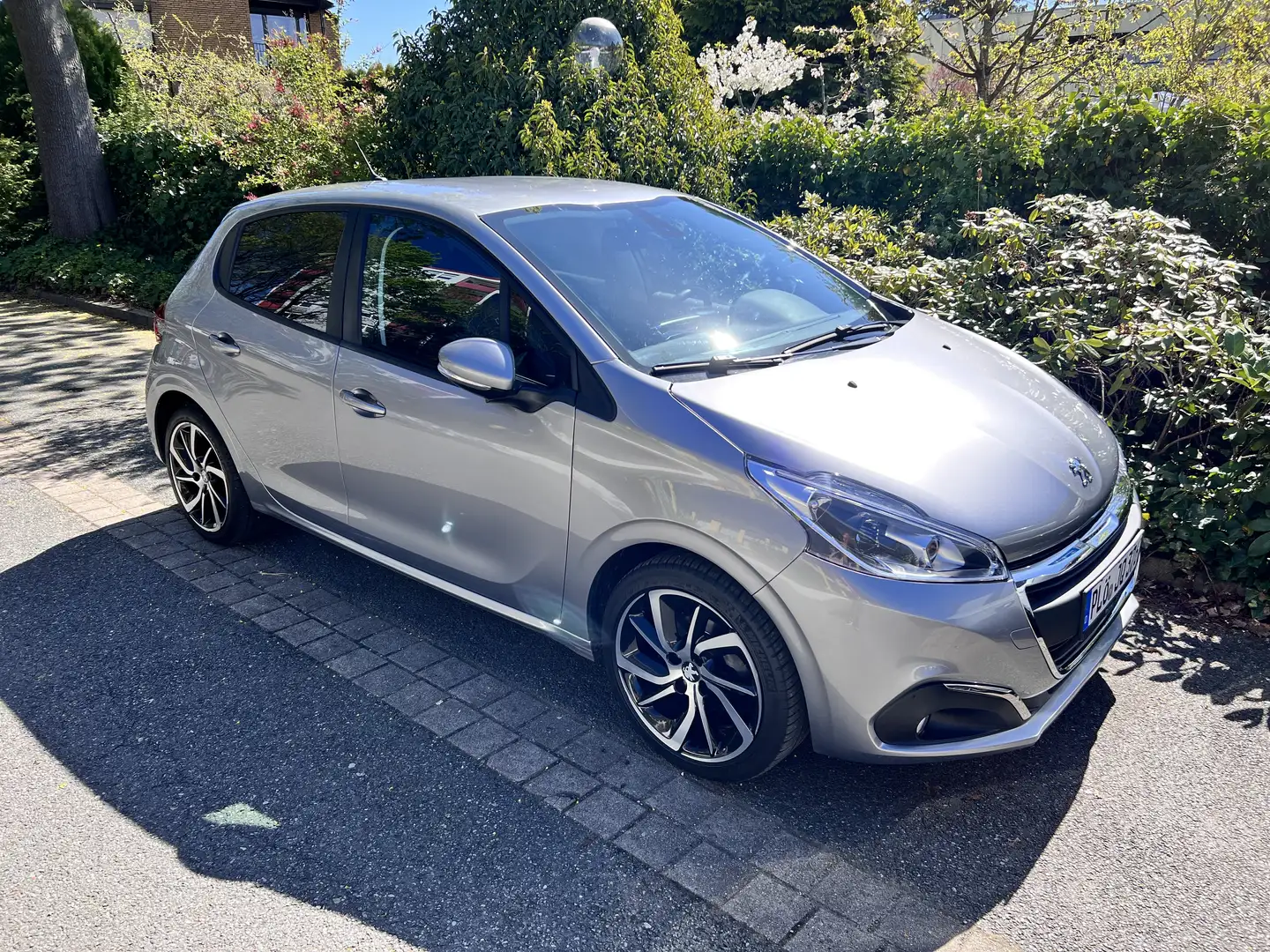 Peugeot 208 Active Grau - 1