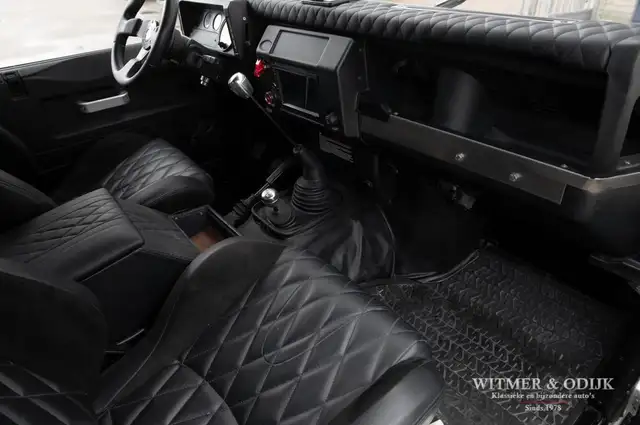 Land Rover Defender view 4