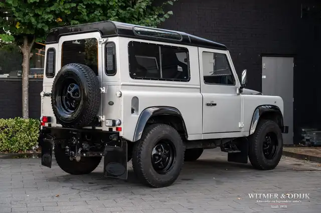 Land Rover Defender view 9