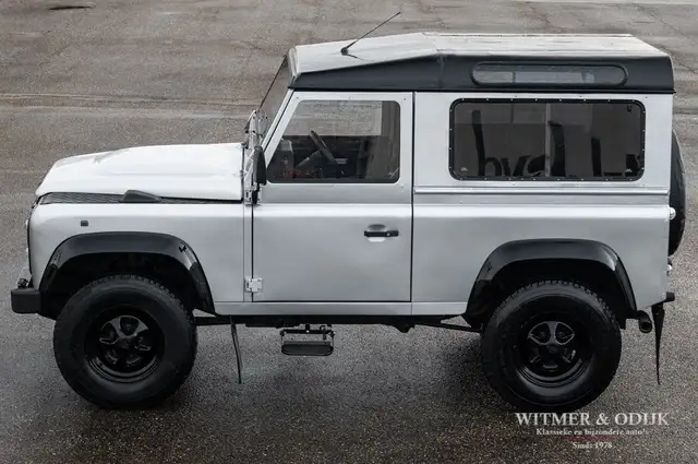 Land Rover Defender view 8