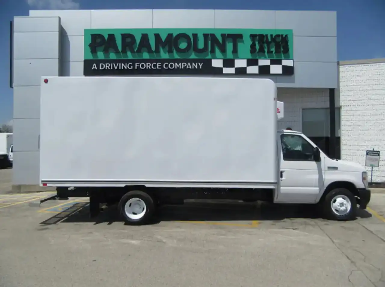 Ford E-450 снимка Ford E-450