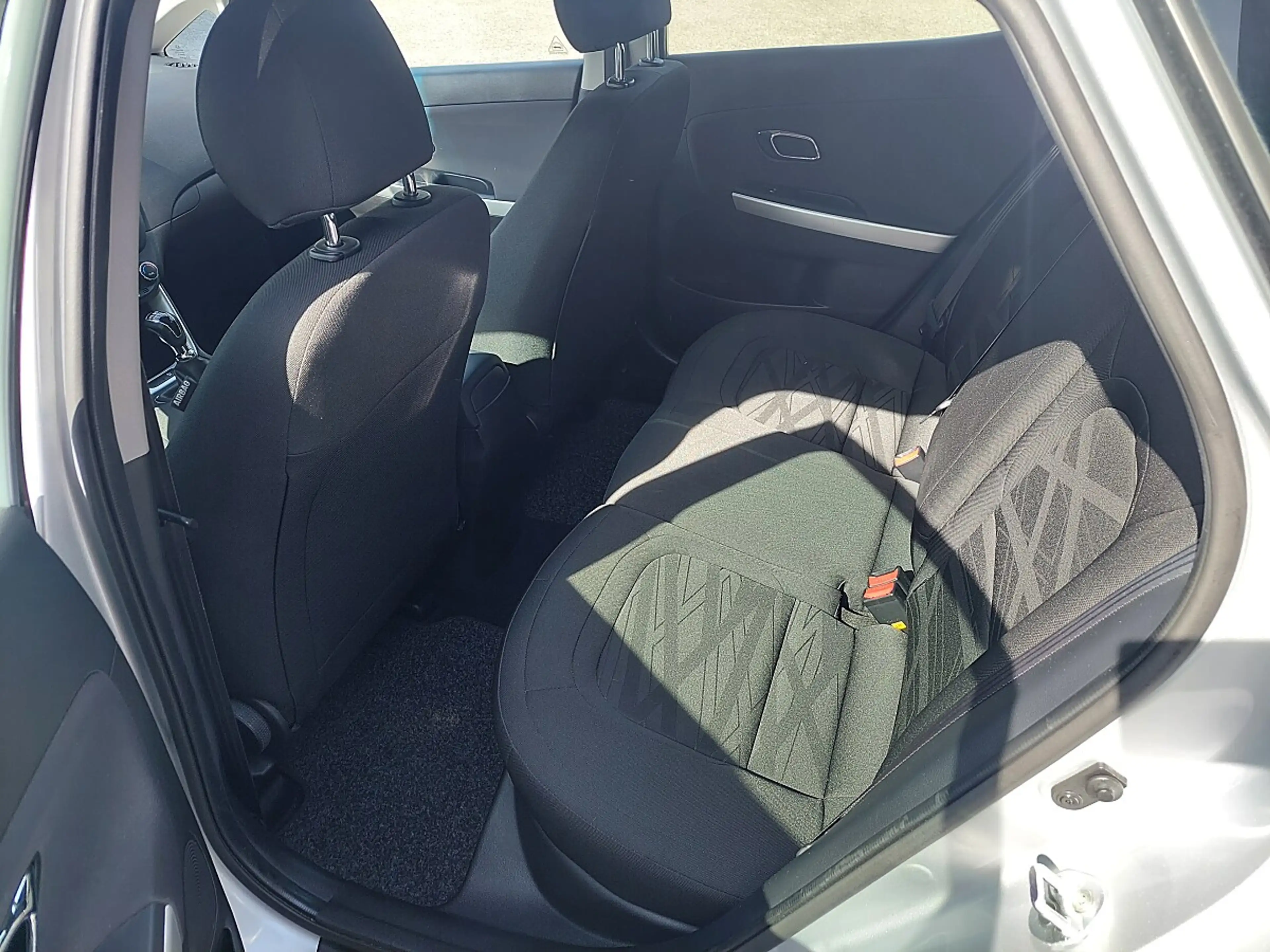 Kia Ceed / cee'd cee'd 1,4 MPI Silber Plus — photo 7