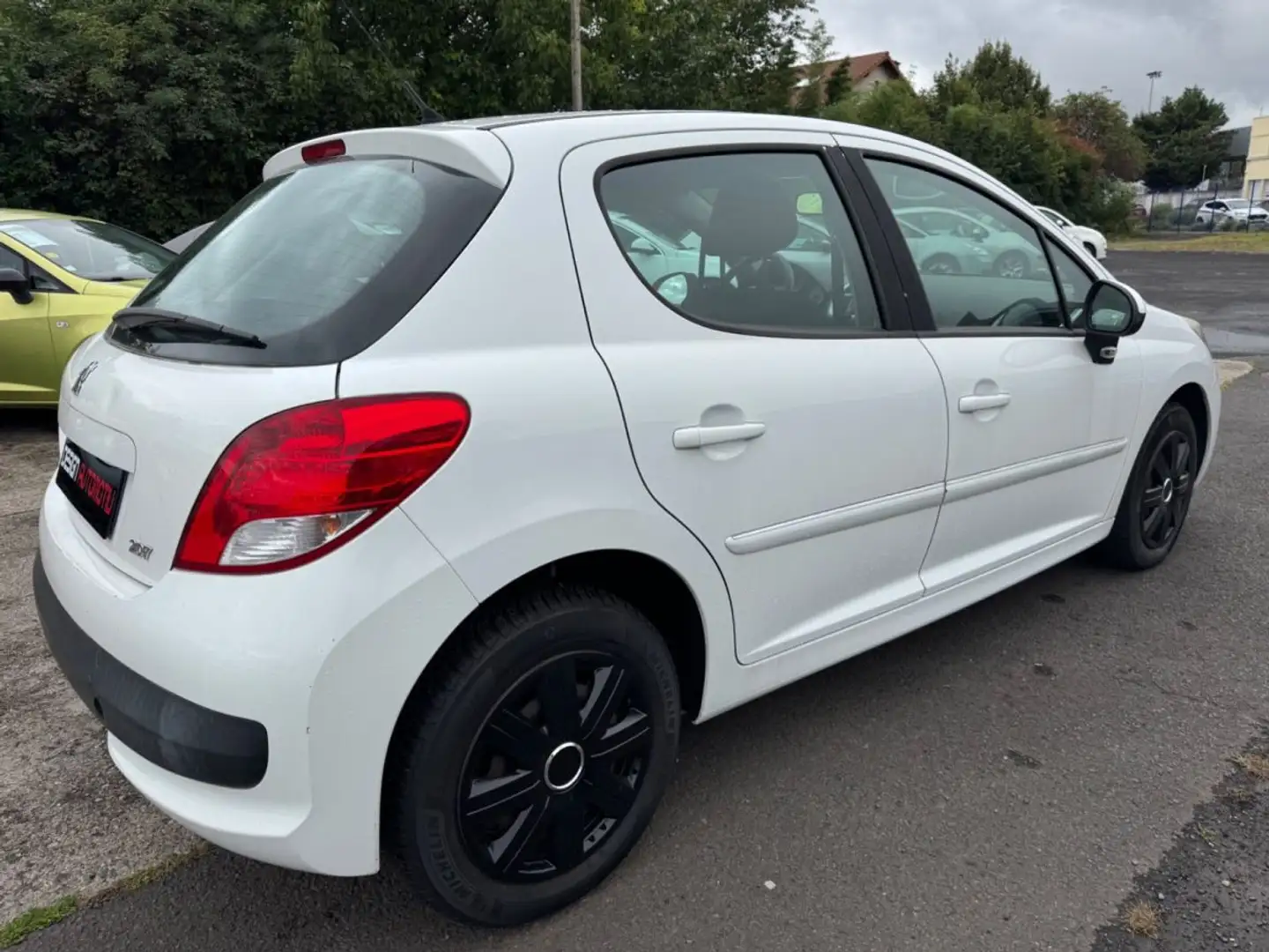 Peugeot 207 1.6 HDI 92CH Active Weiß - 2