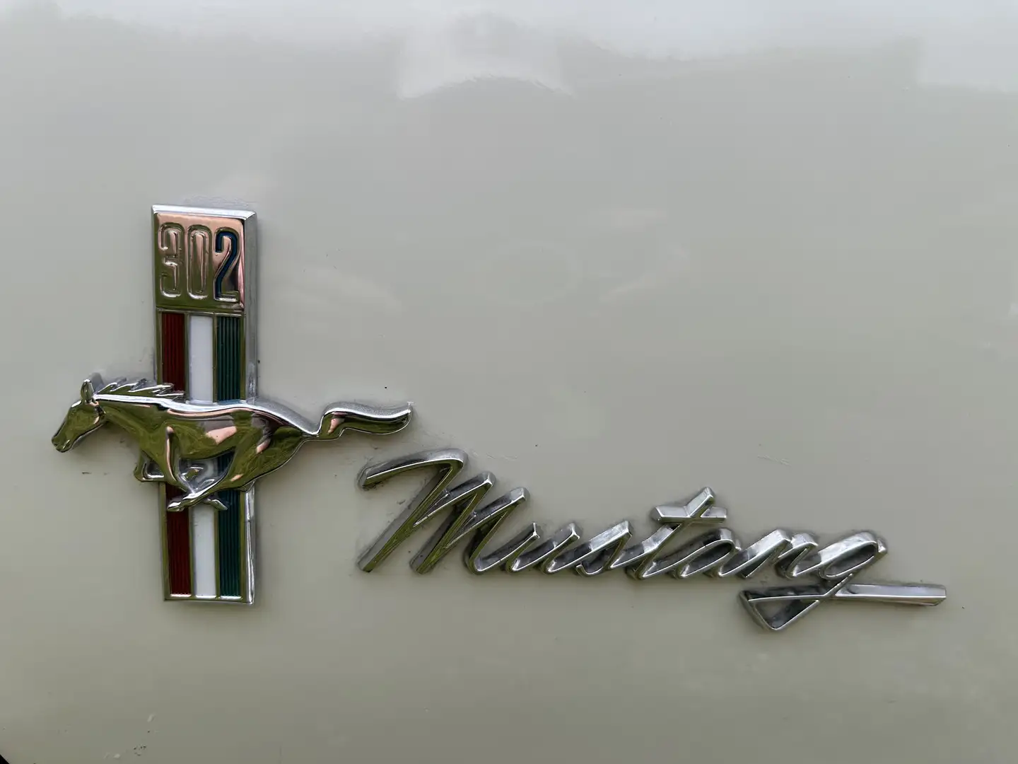 Ford Mustang Farbe weiß, Dach: Vinyl Weiß - 1