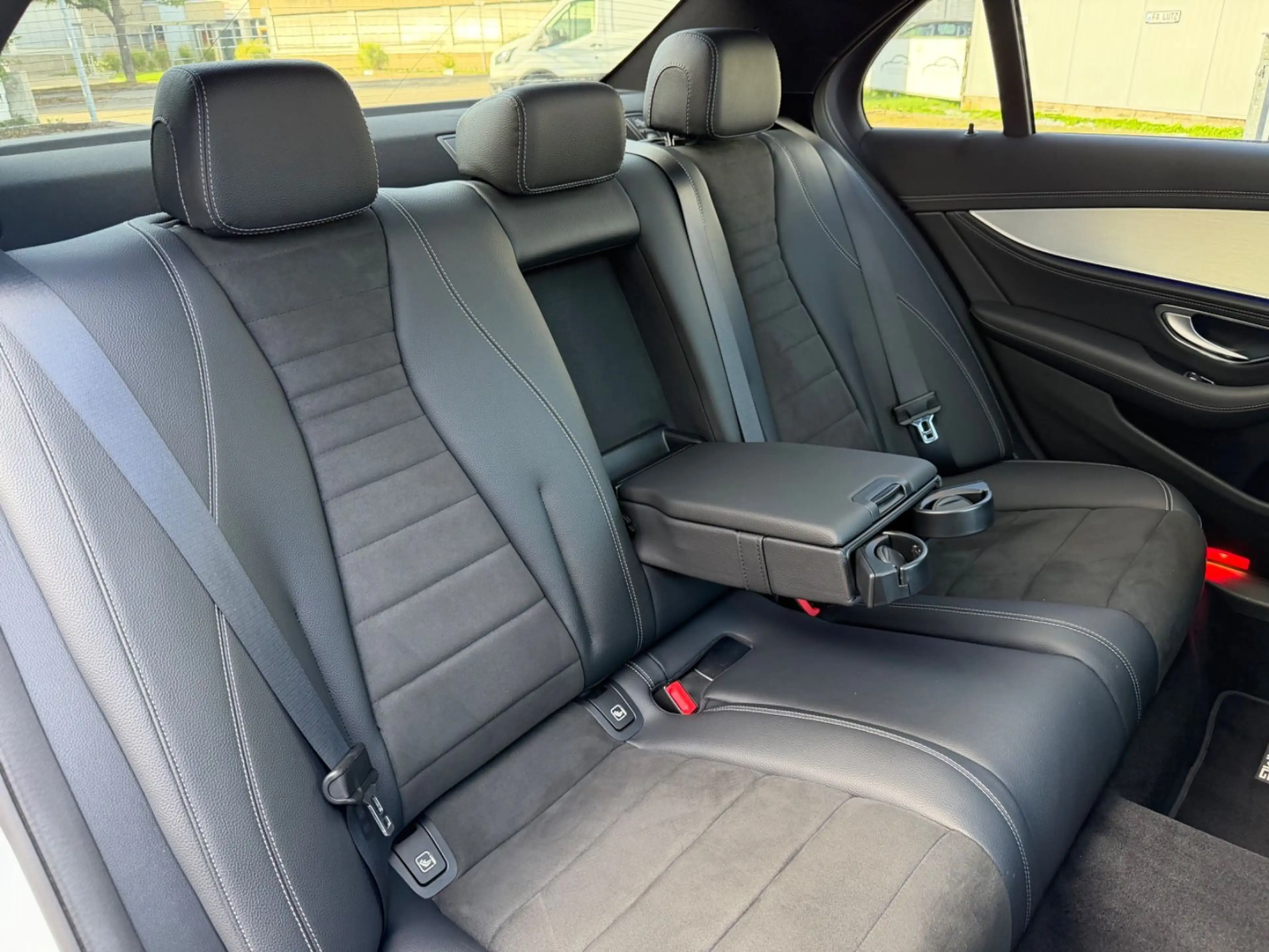 Mercedes-Benz E 300 e AMG Night Pano MBUX Unfallfrei NEUWERTIG! — photo 12