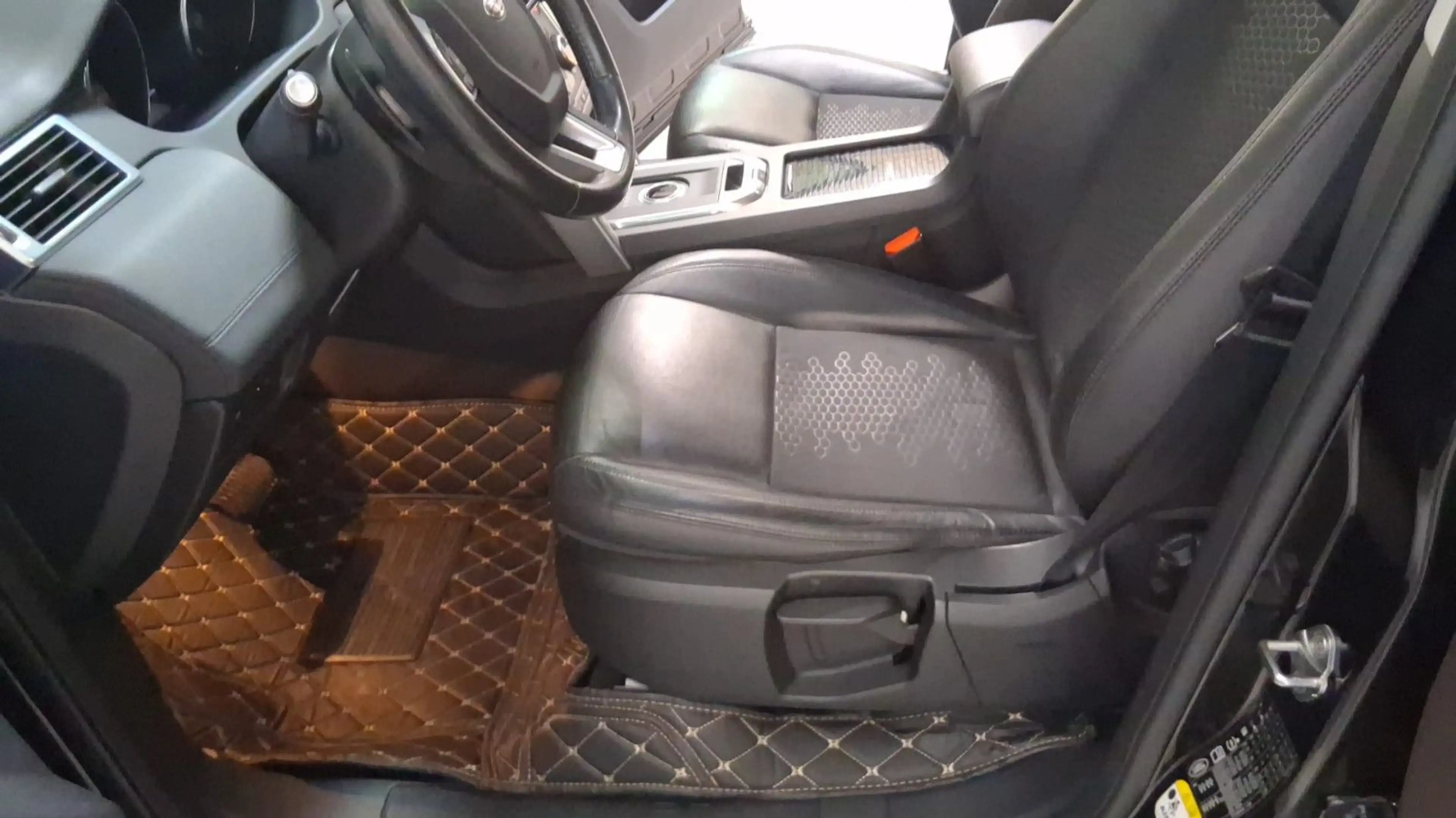 Land Rover Discovery Sport SE AWD — photo 6